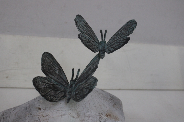 Sculptuur van libellen op steen – foto 18 – kavel bij GSD Auctions, Zoeterwoude