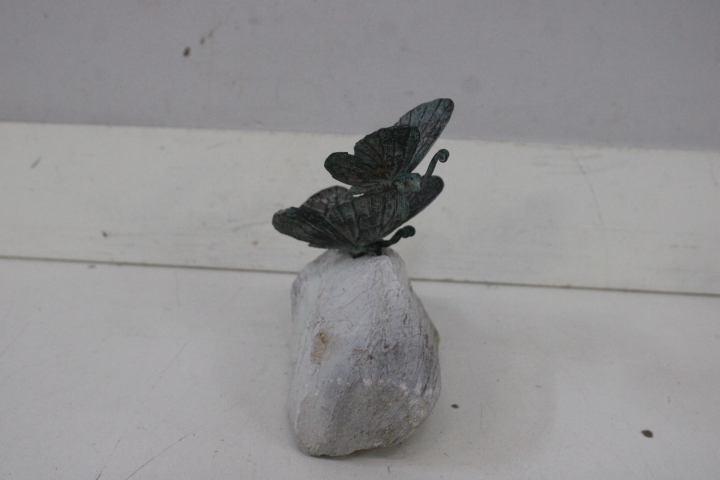 Sculptuur van libellen op steen – foto 19 – kavel bij GSD Auctions, Zoeterwoude