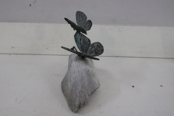 Sculptuur van libellen op steen – foto 20 – kavel bij GSD Auctions, Zoeterwoude