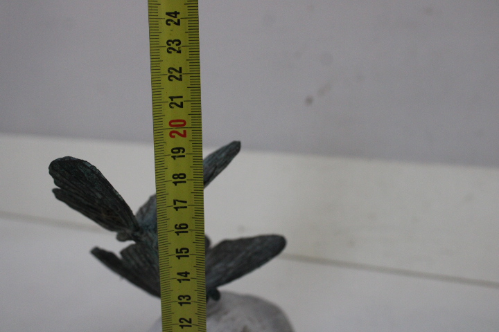 Sculptuur van libellen op steen – foto 24 – kavel bij GSD Auctions, Zoeterwoude