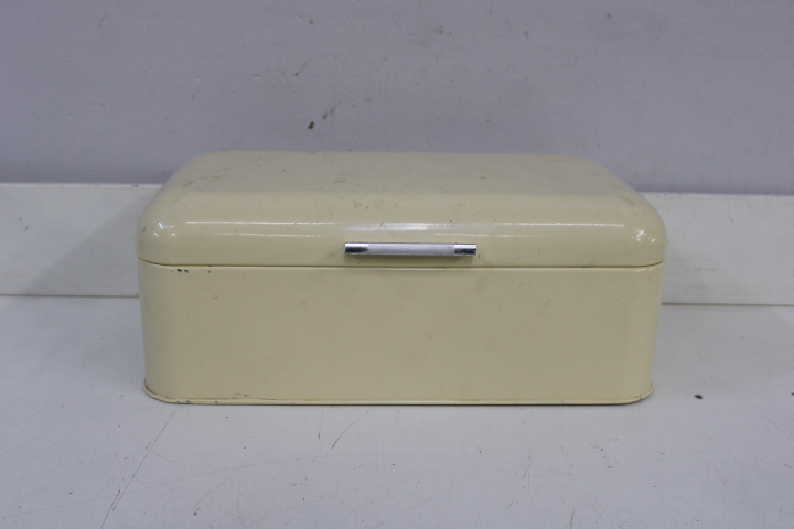 Vintage metalen broodtrommel creme – foto 3 – kavel bij GSD Auctions, Zoeterwoude