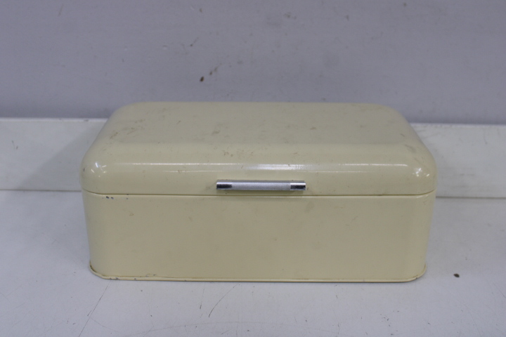 Vintage metalen broodtrommel creme – foto 4 – kavel bij GSD Auctions, Zoeterwoude
