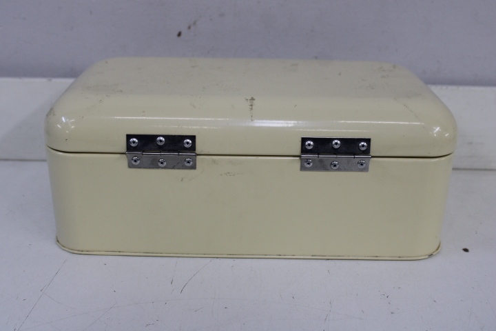 Vintage metalen broodtrommel creme – foto 7 – kavel bij GSD Auctions, Zoeterwoude