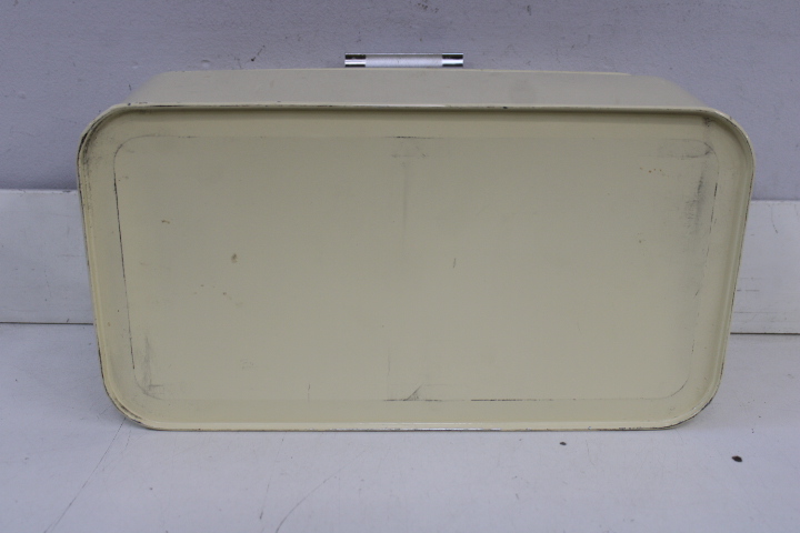 Vintage metalen broodtrommel creme – foto 9 – kavel bij GSD Auctions, Zoeterwoude