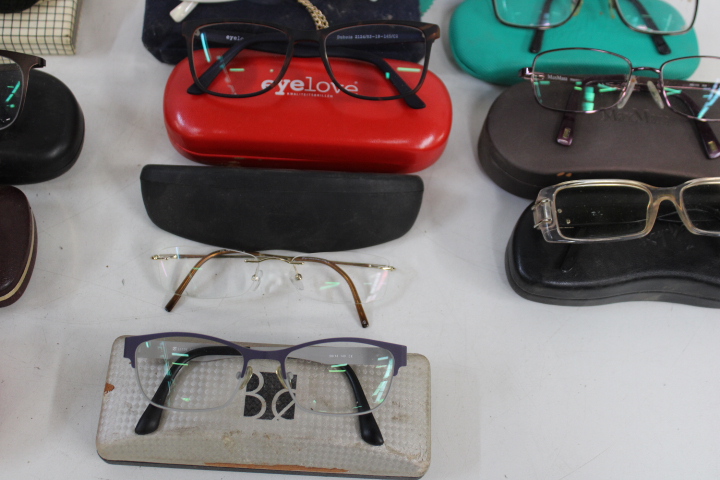verzameling brillen met diverse monturen en opbergetuis – foto 10 – kavel bij GSD Auctions, Zoeterwoude