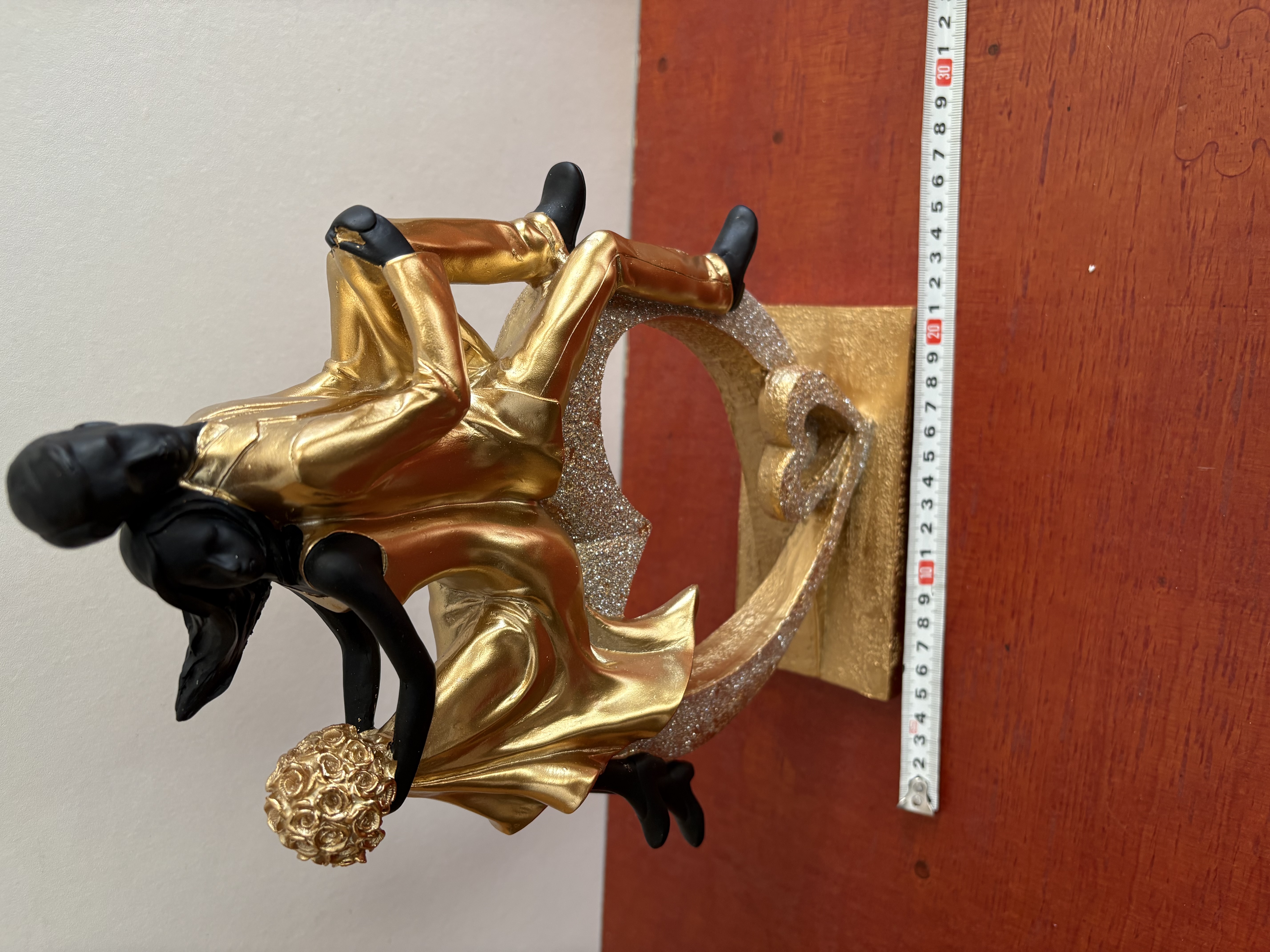 Beeld van een goudenkleurige koppel op haart – foto 5 – kavel bij GSD Auctions, Zoeterwoude