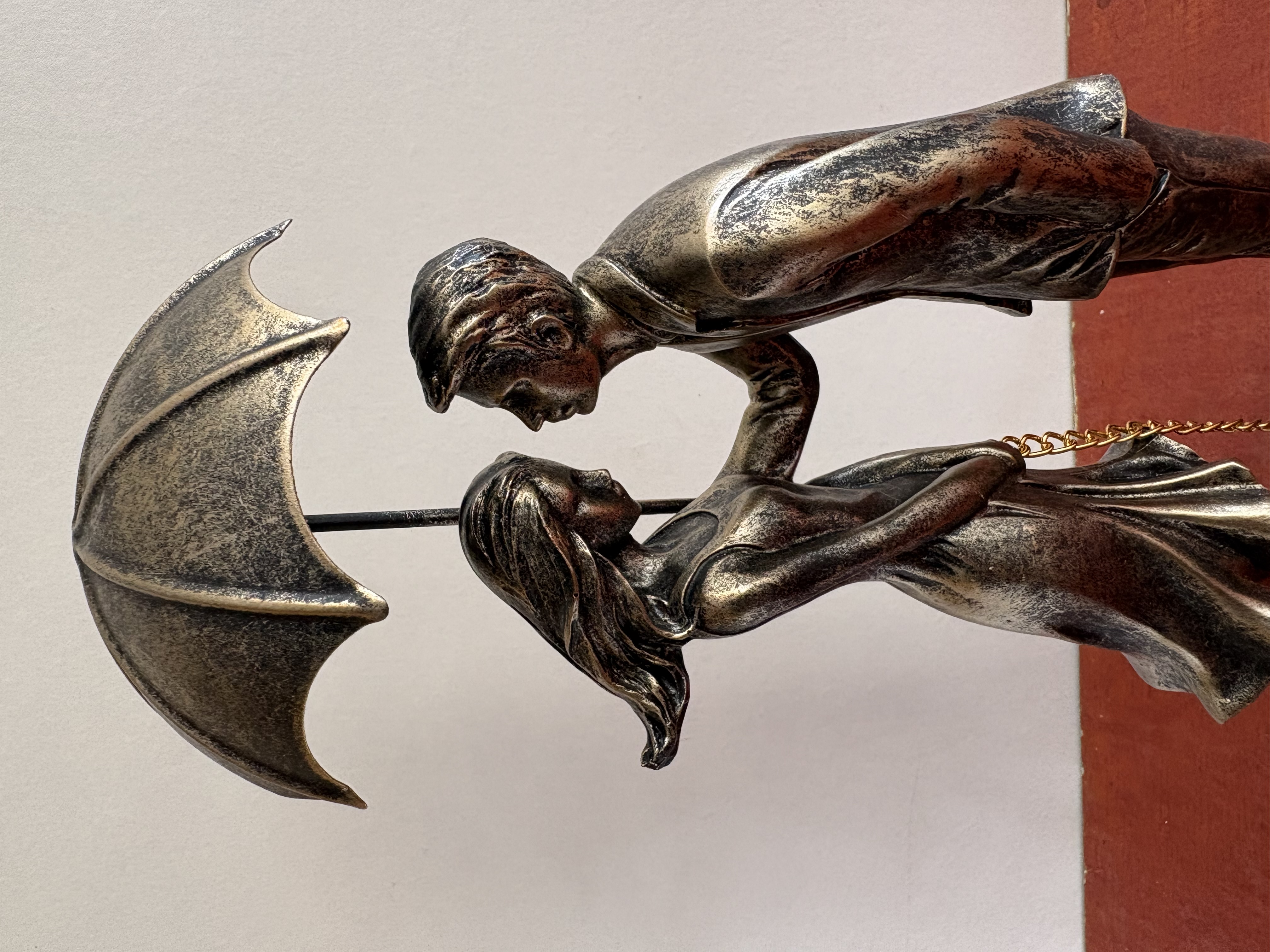 Beeld van een koppel met paraplu – foto 2 – kavel bij GSD Auctions, Zoeterwoude
