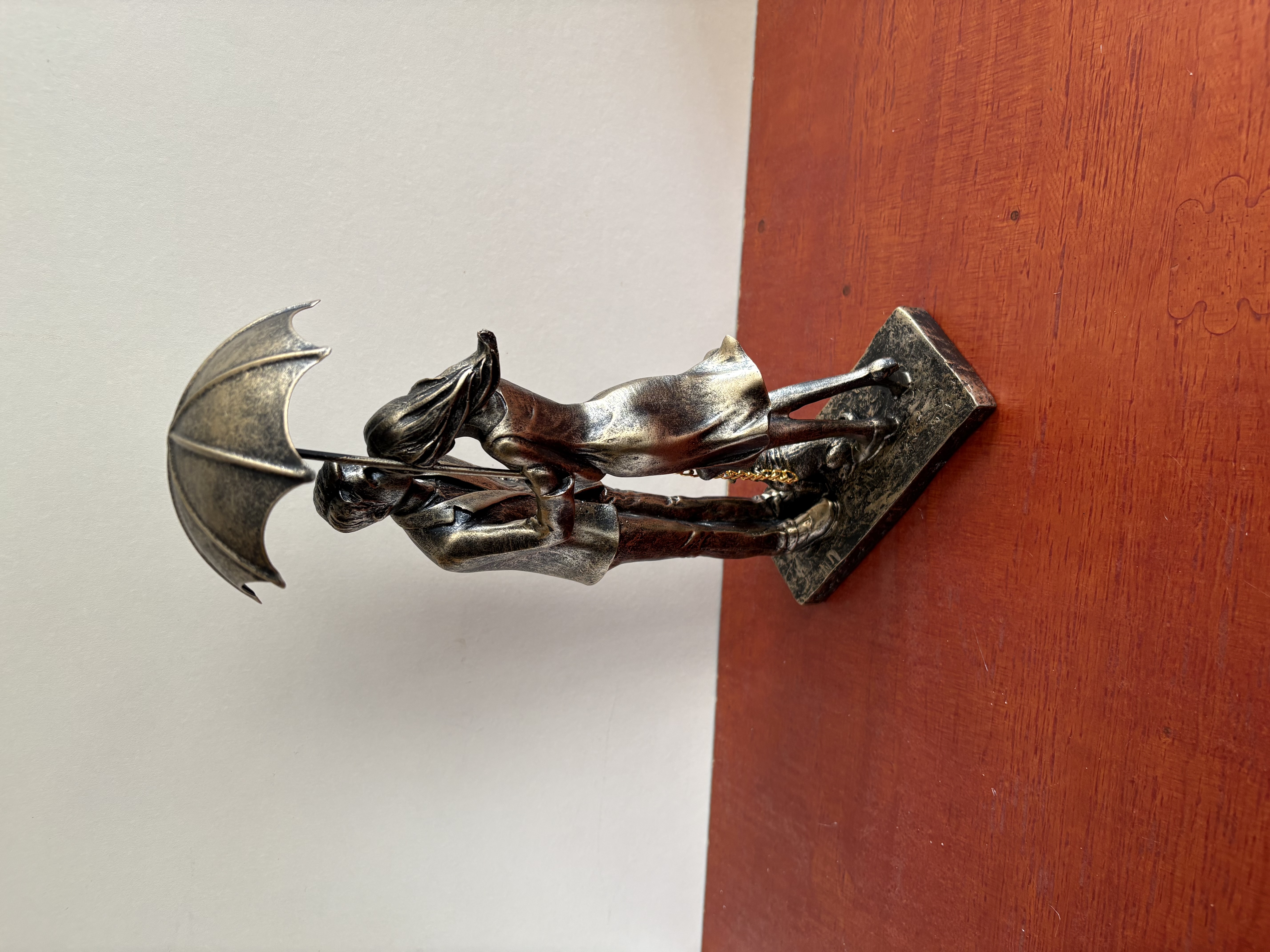Beeld van een koppel met paraplu – foto 4 – kavel bij GSD Auctions, Zoeterwoude