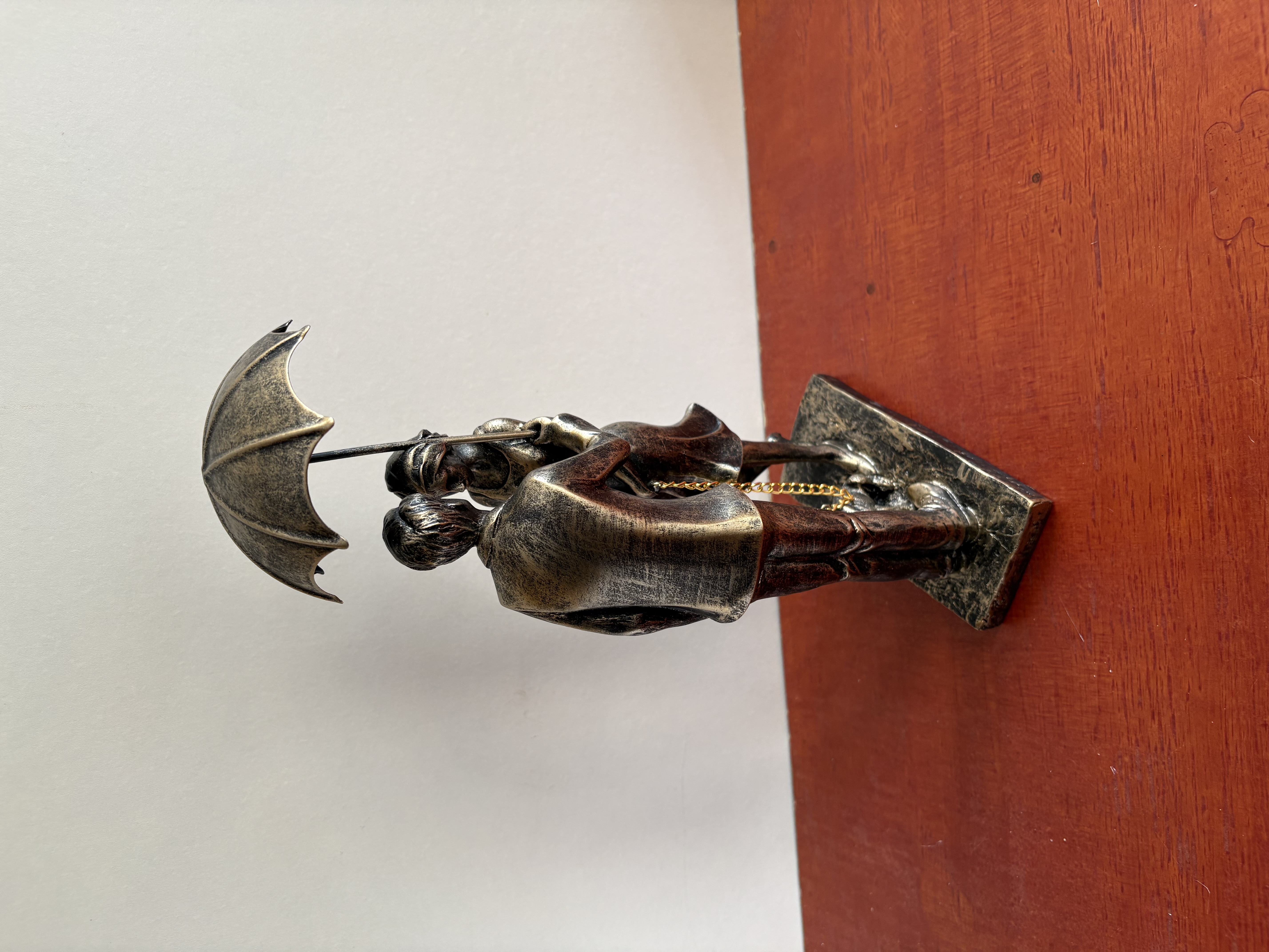 Beeld van een koppel met paraplu – foto 5 – kavel bij GSD Auctions, Zoeterwoude