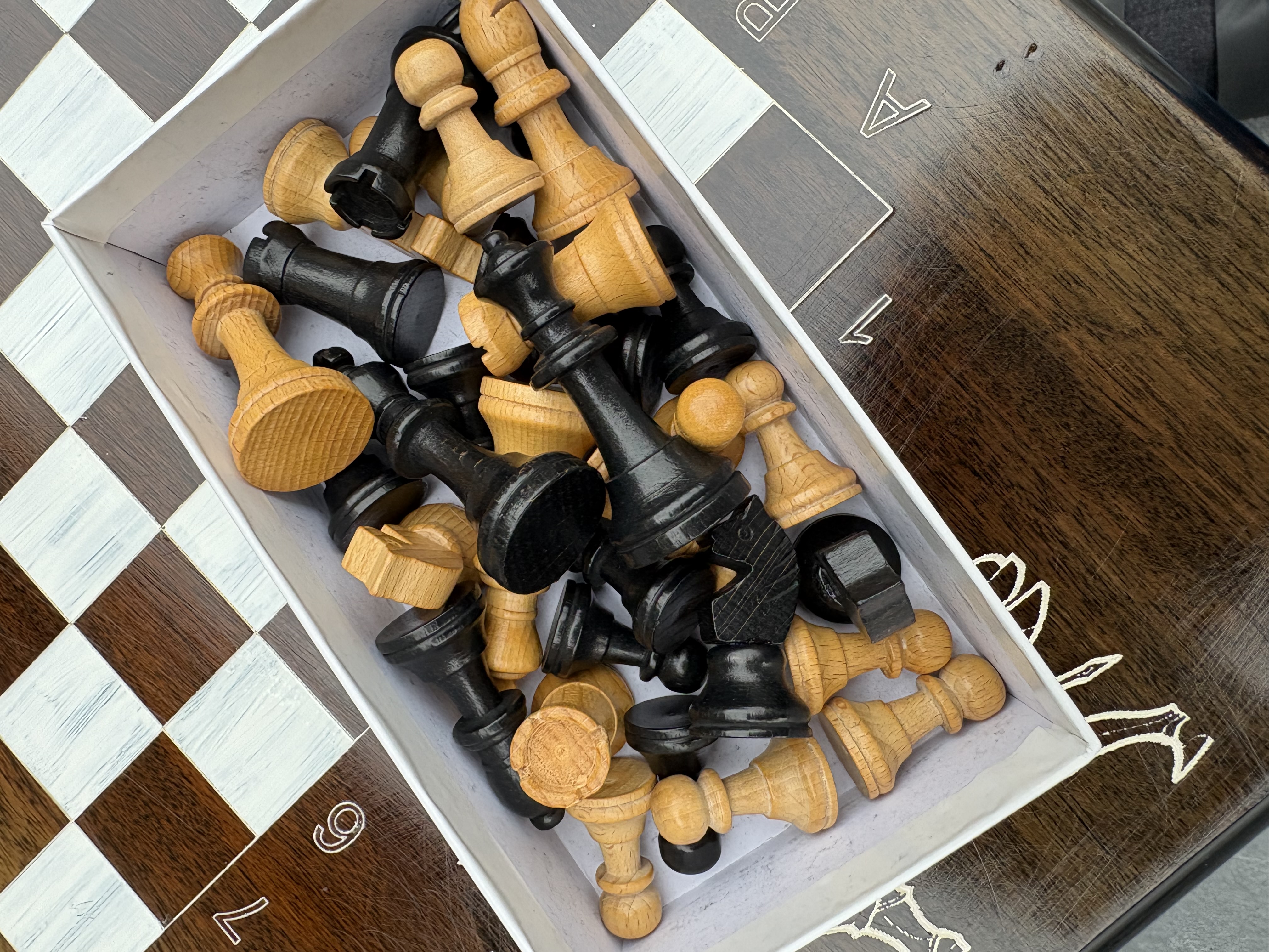 Schaakspel op tafel (nummer 7) – foto 10 – kavel bij GSD Auctions, Zoeterwoude