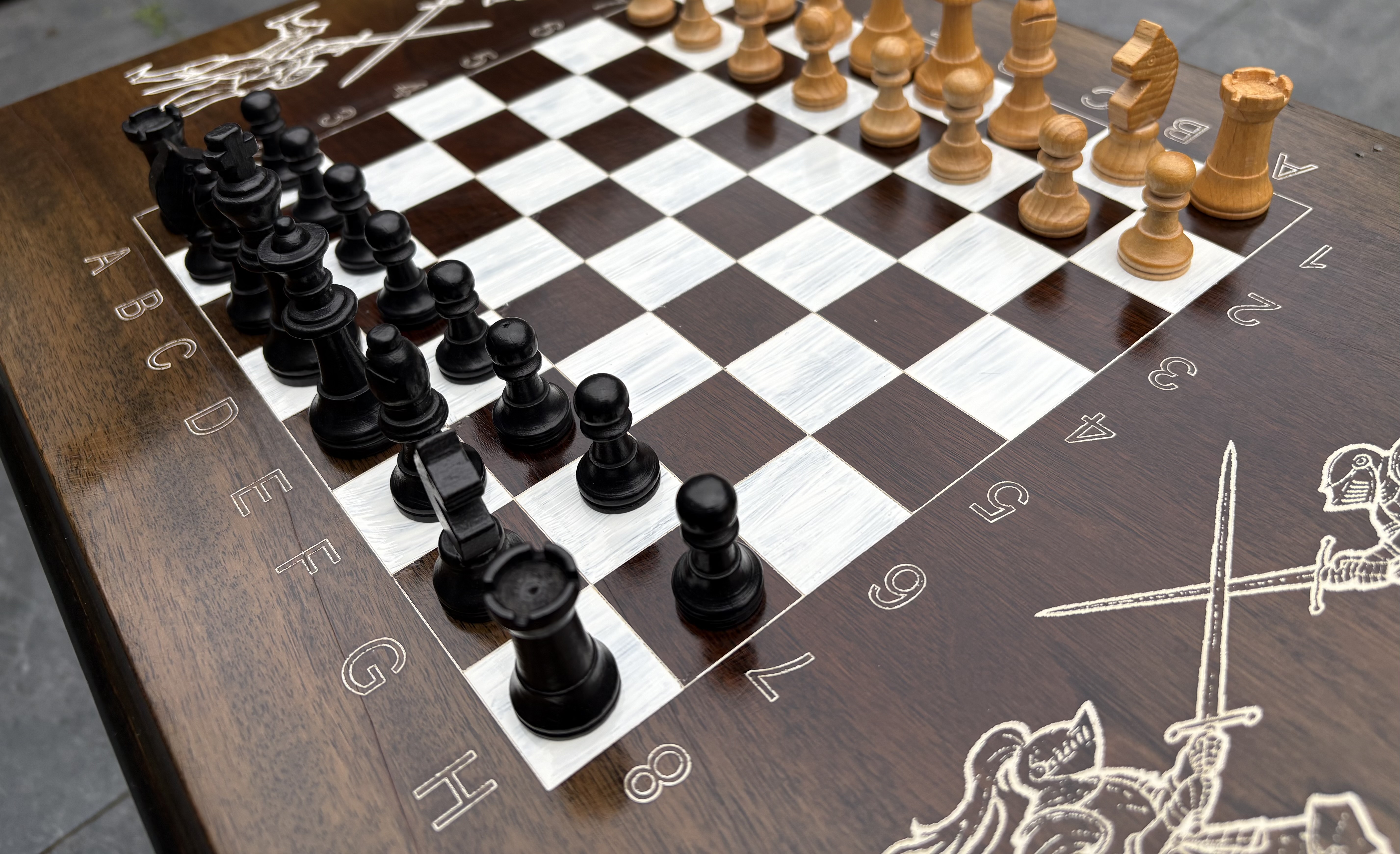 Schaakspel op tafel (nummer 7) – foto 8 – kavel bij GSD Auctions, Zoeterwoude