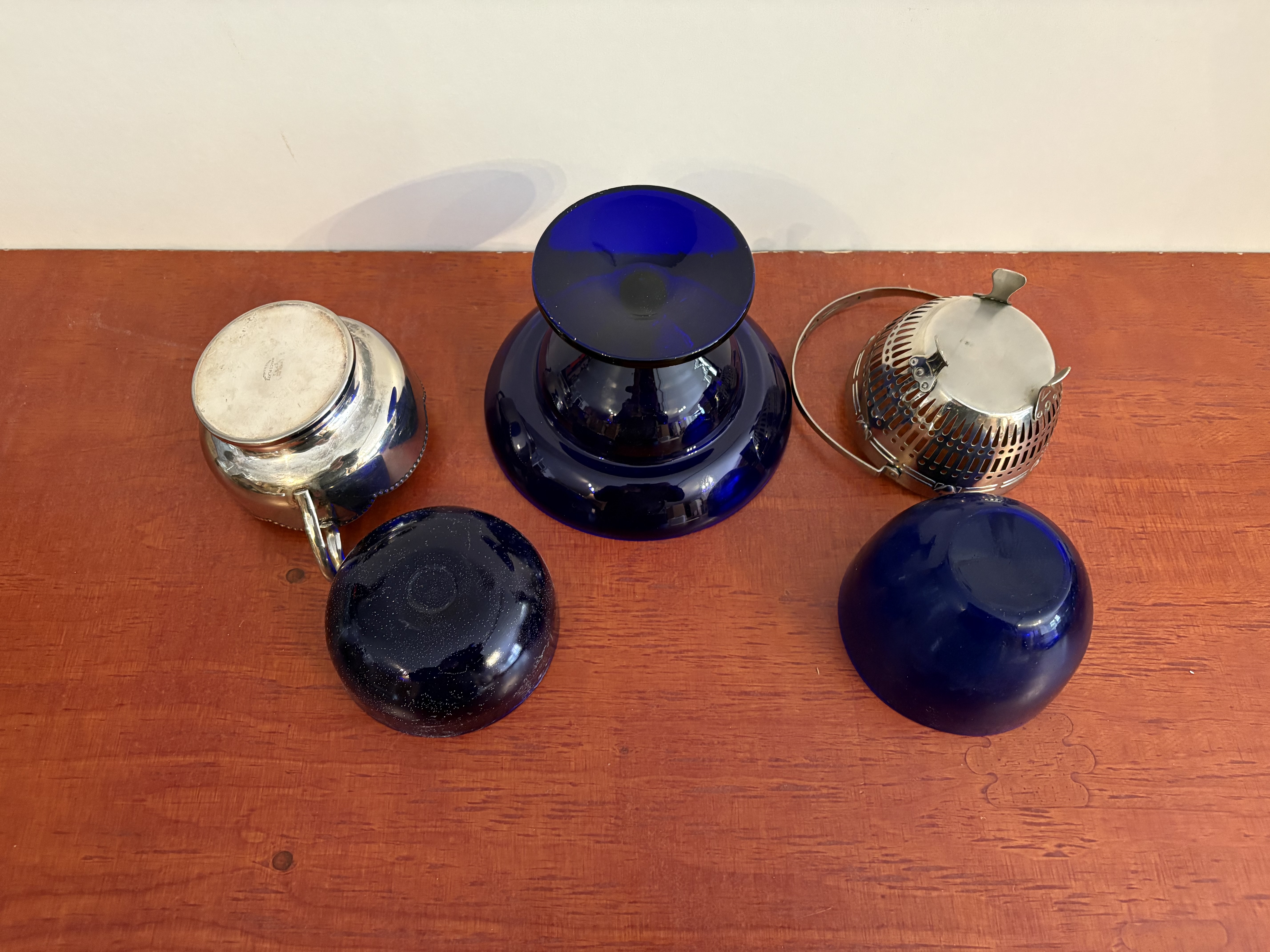 Blauwe glas in verzilverde houders – foto 3 – kavel bij GSD Auctions, Zoeterwoude