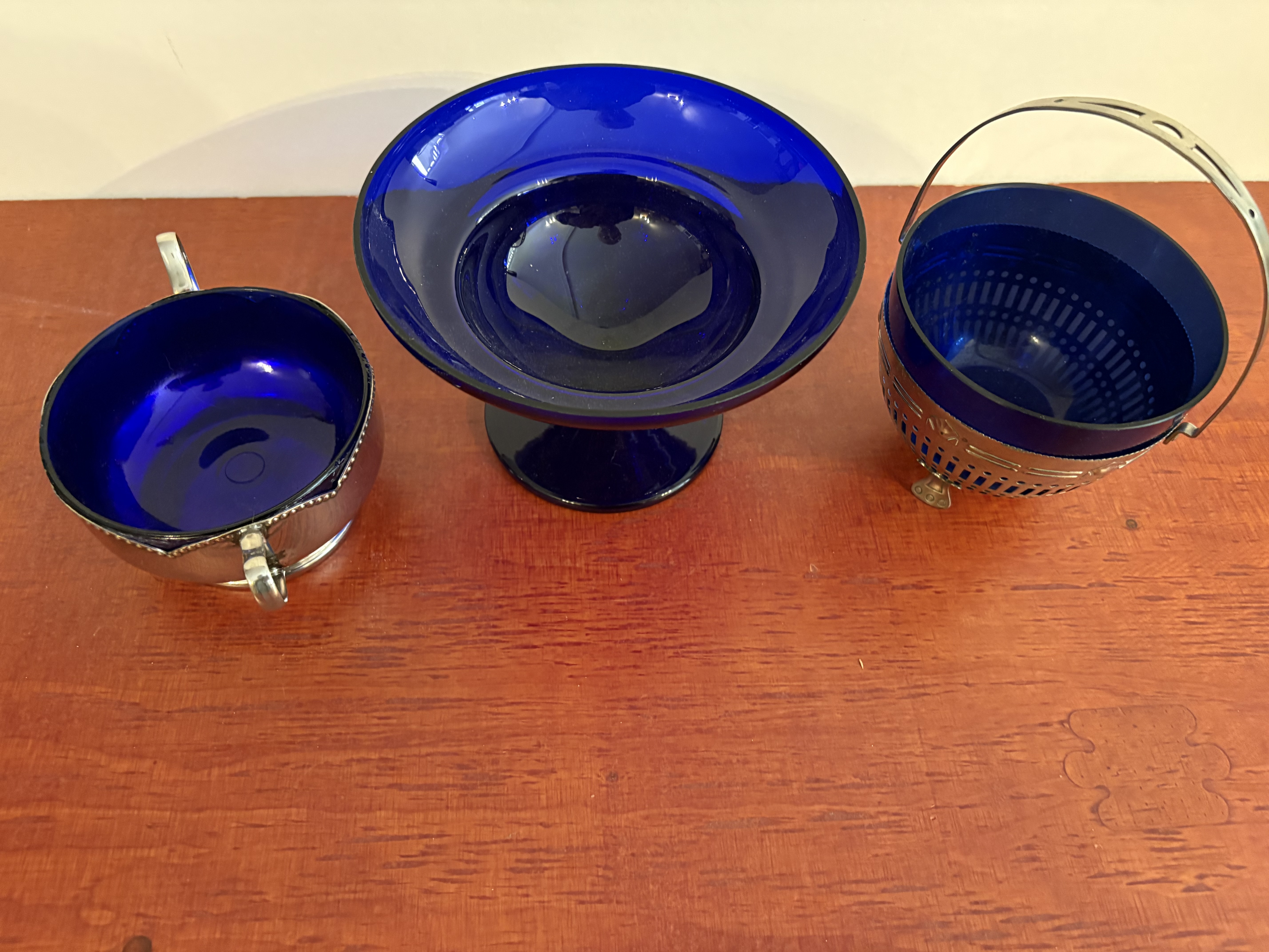 Blauwe glas in verzilverde houders – foto 6 – kavel bij GSD Auctions, Zoeterwoude
