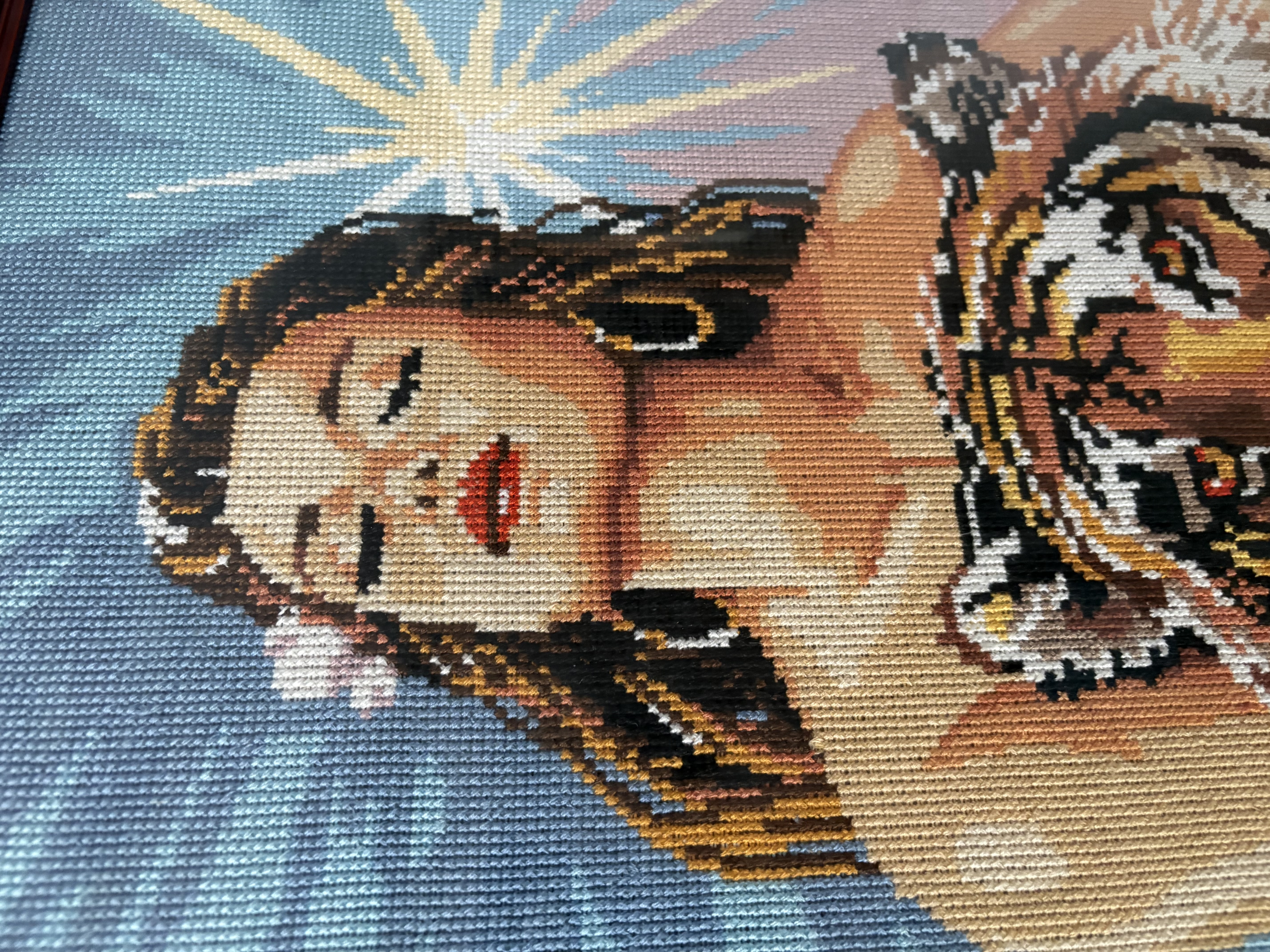 Borduurwerk of goblen van een vrouw met een tijger – foto 4 – kavel bij GSD Auctions, Zoeterwoude