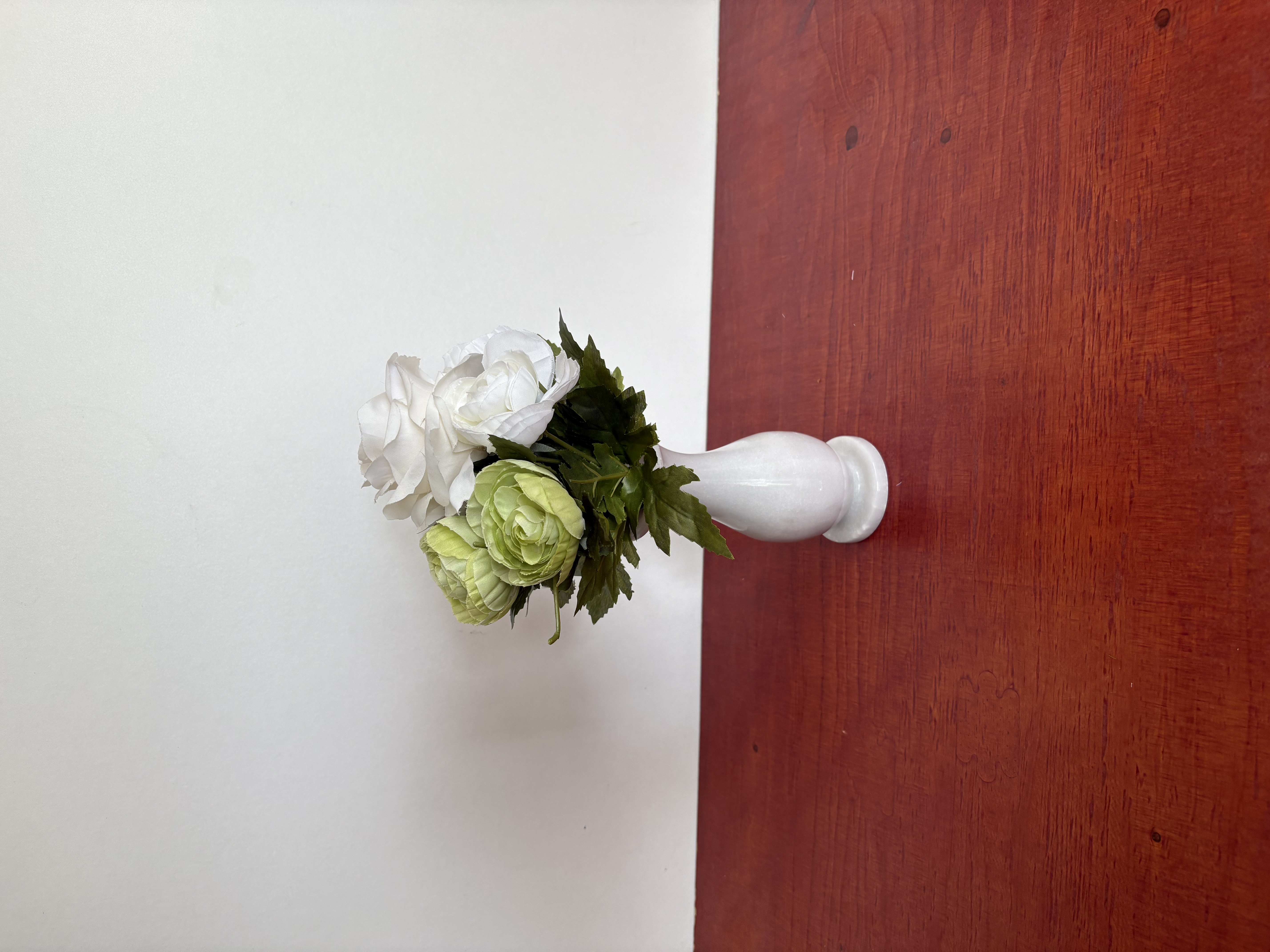 Witte marmeren vaas met kunstbloemen (**3) – foto 2 – kavel bij GSD Auctions, Zoeterwoude