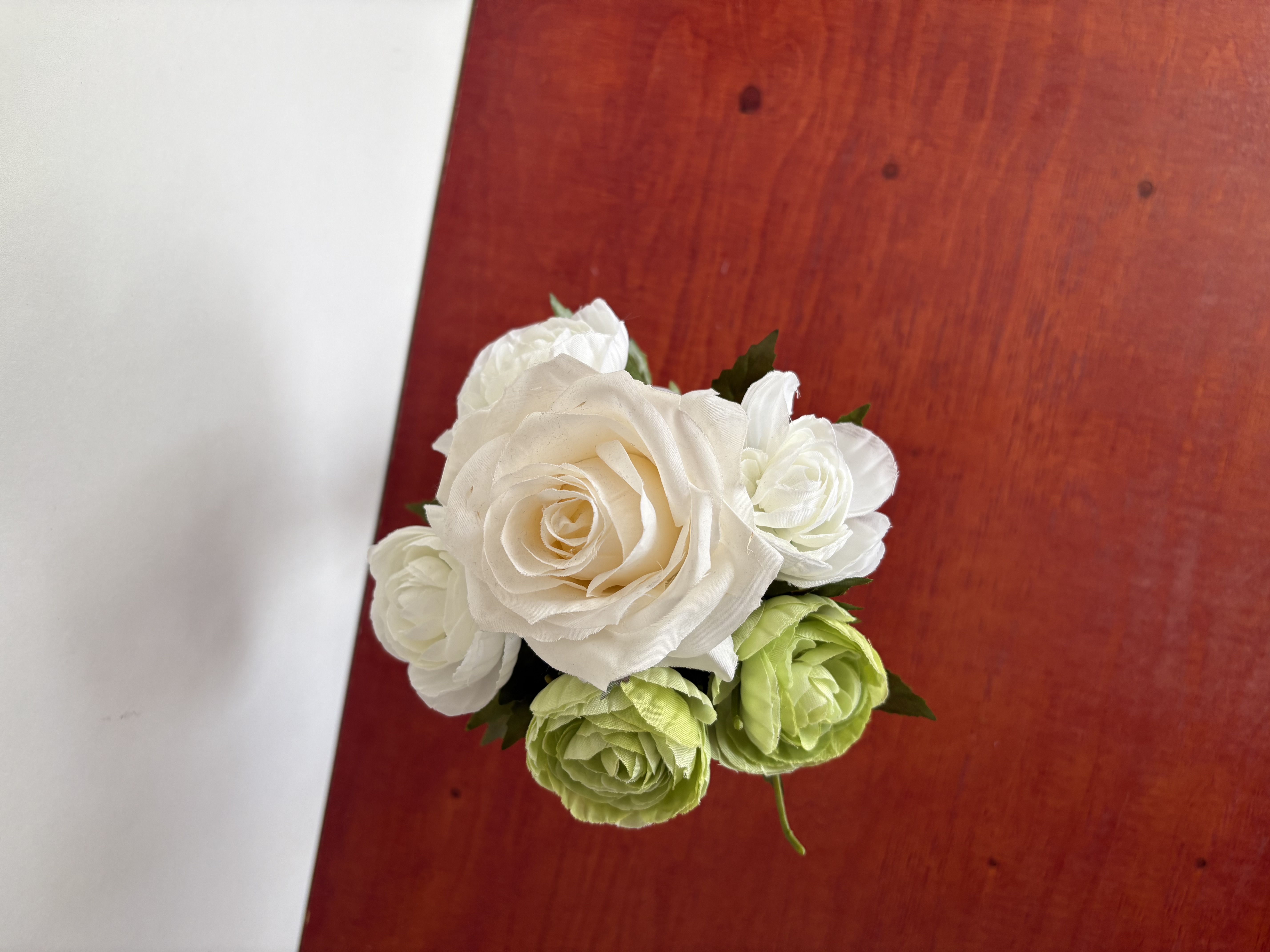 Witte marmeren vaas met kunstbloemen (**3) – foto 3 – kavel bij GSD Auctions, Zoeterwoude