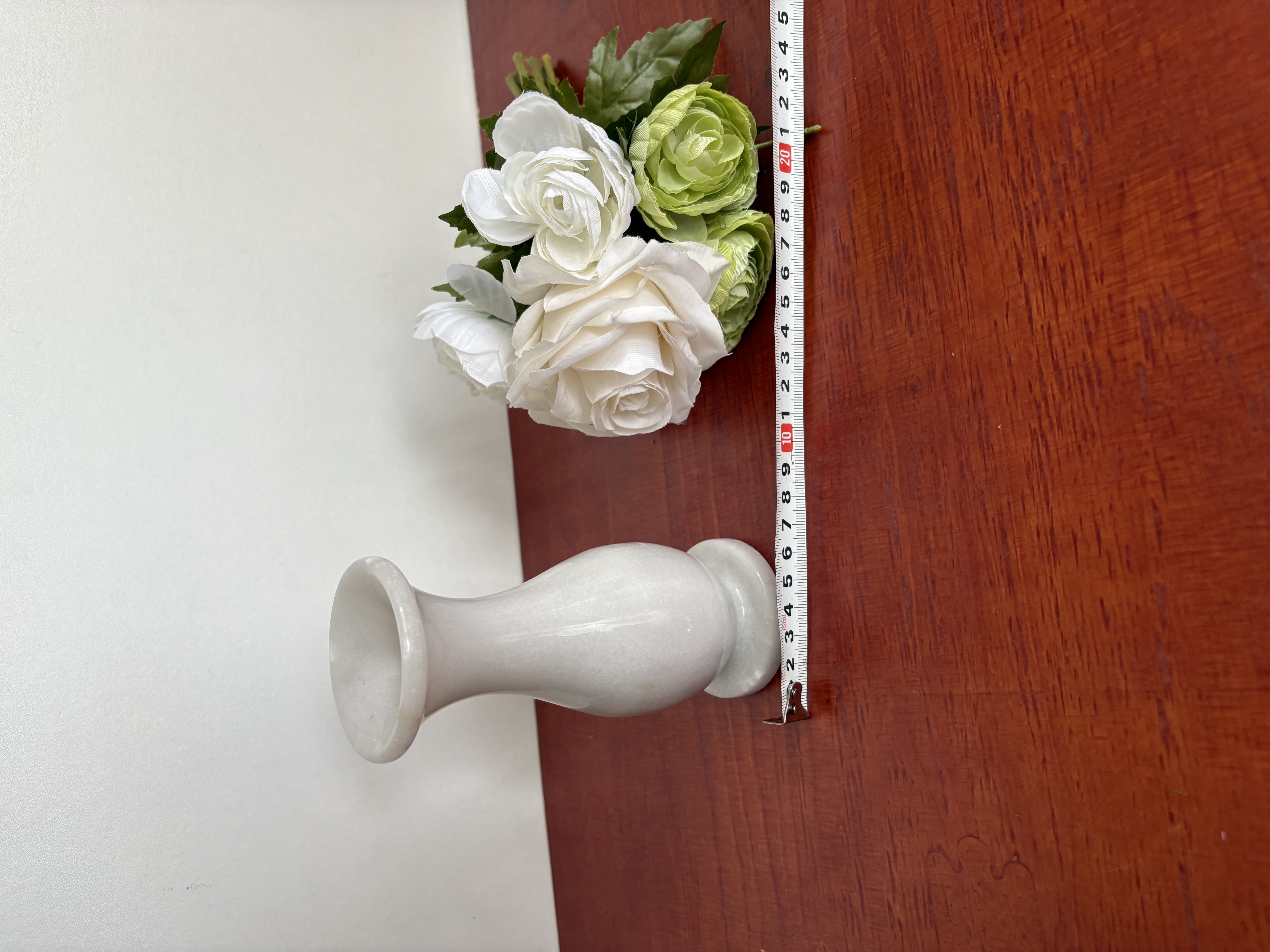Witte marmeren vaas met kunstbloemen (**3) – kavel bij GSD Auctions, Zoeterwoude
