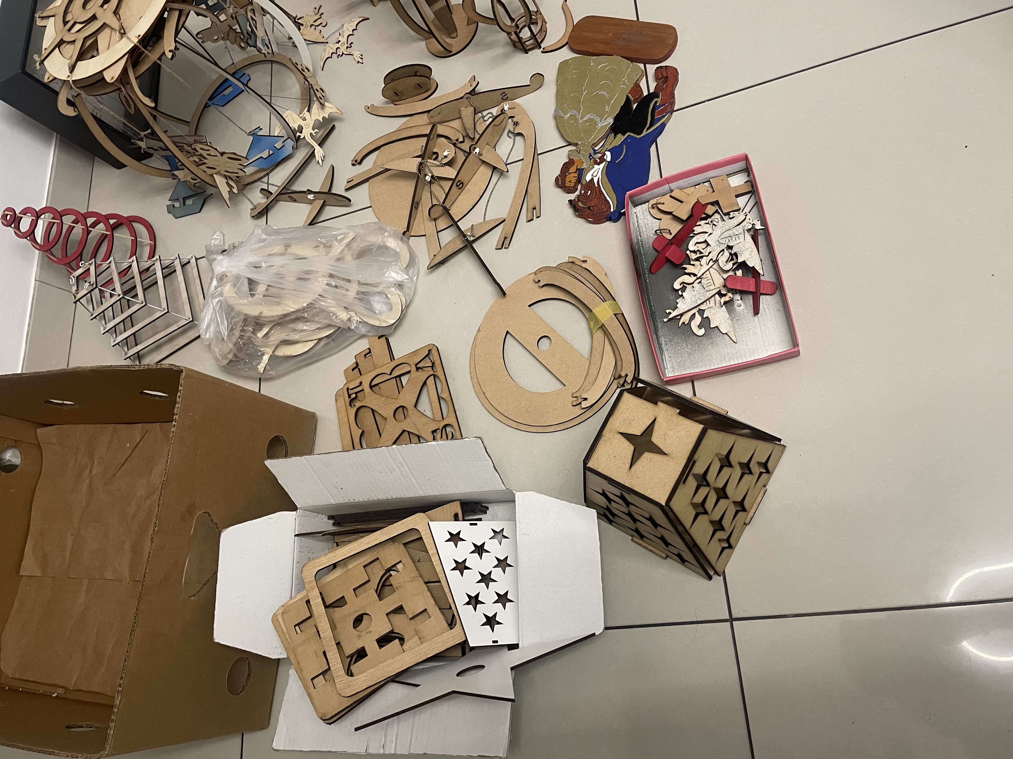 Lampen kapen doos vol – foto 3 – kavel bij GSD Auctions, Zoeterwoude
