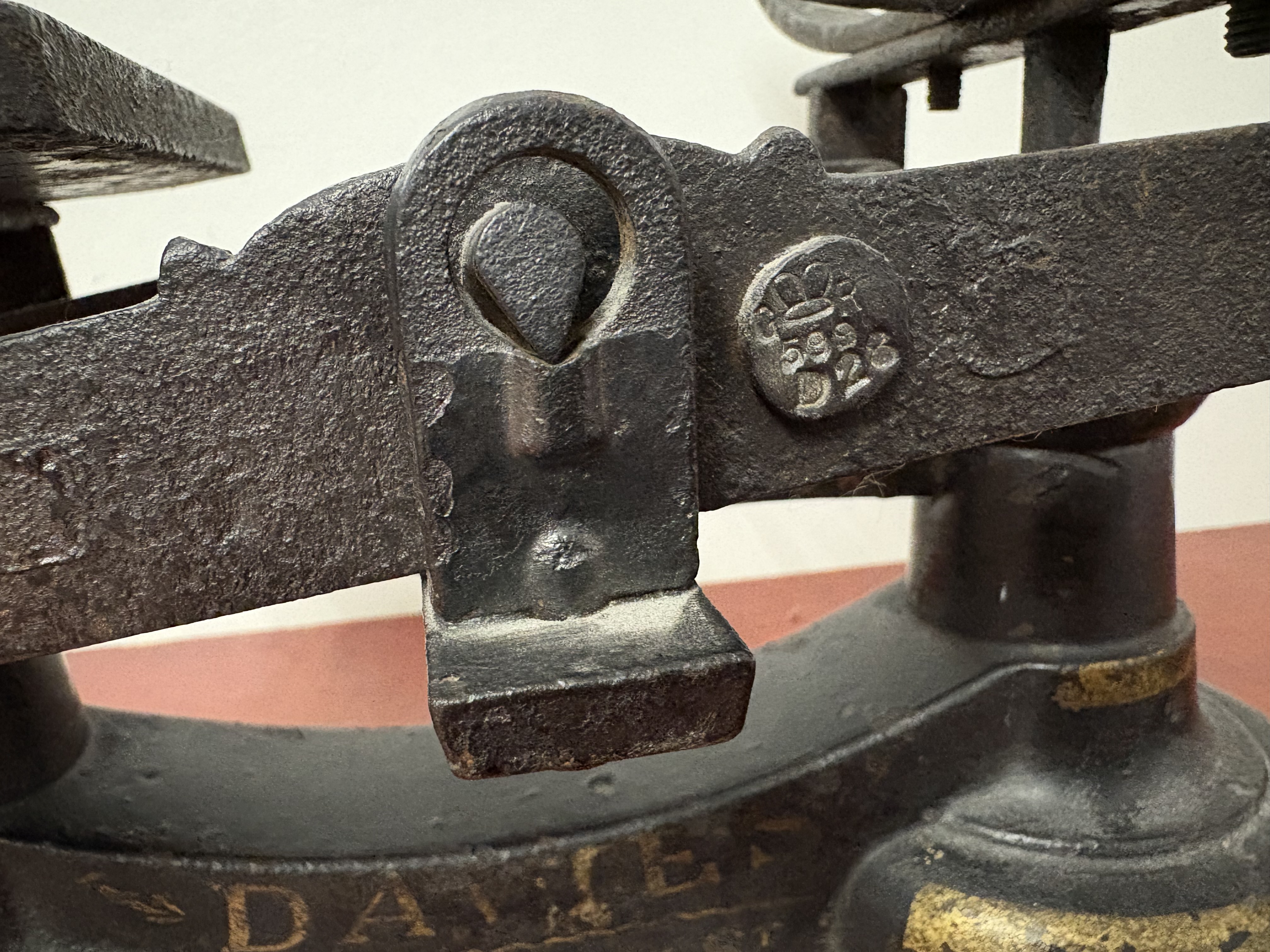 Antieke gietijzeren weegschaal "DAVIES 96 HIGH ST" – foto 11 – kavel bij GSD Auctions, Zoeterwoude