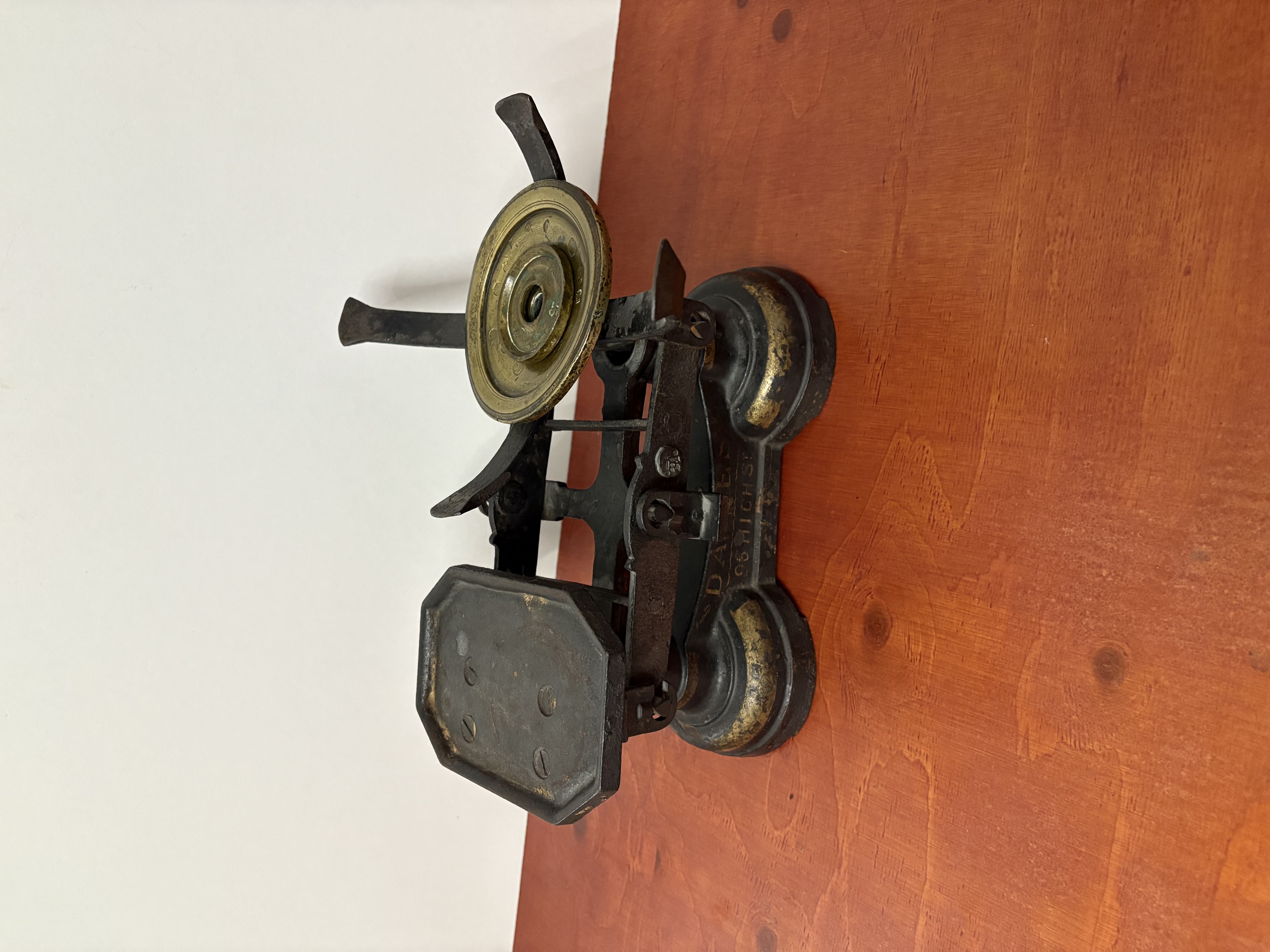 Antieke gietijzeren weegschaal "DAVIES 96 HIGH ST" – foto 13 – kavel bij GSD Auctions, Zoeterwoude