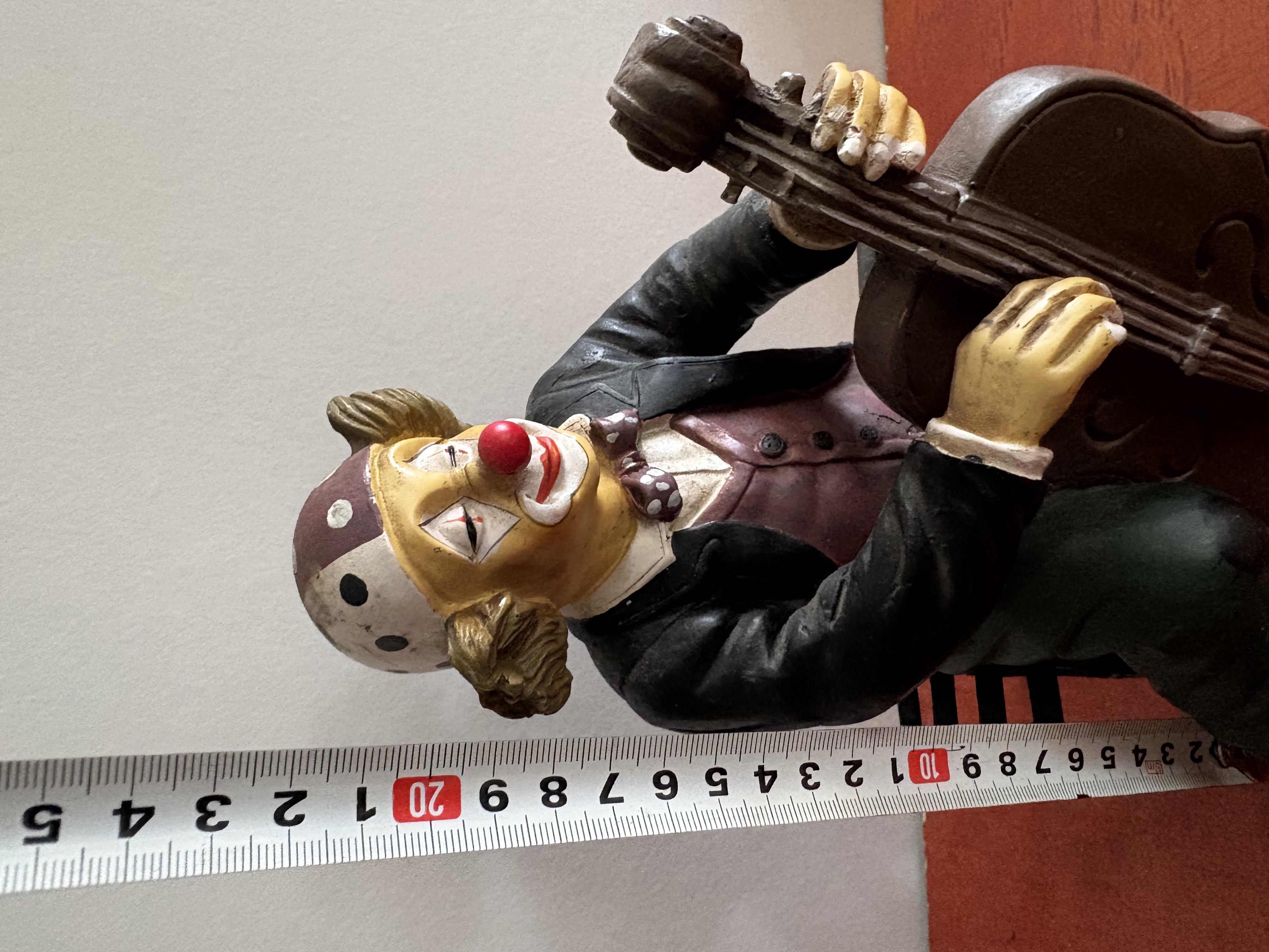 Clown met muziek instrument kunststof – foto 3 – kavel bij GSD Auctions, Zoeterwoude