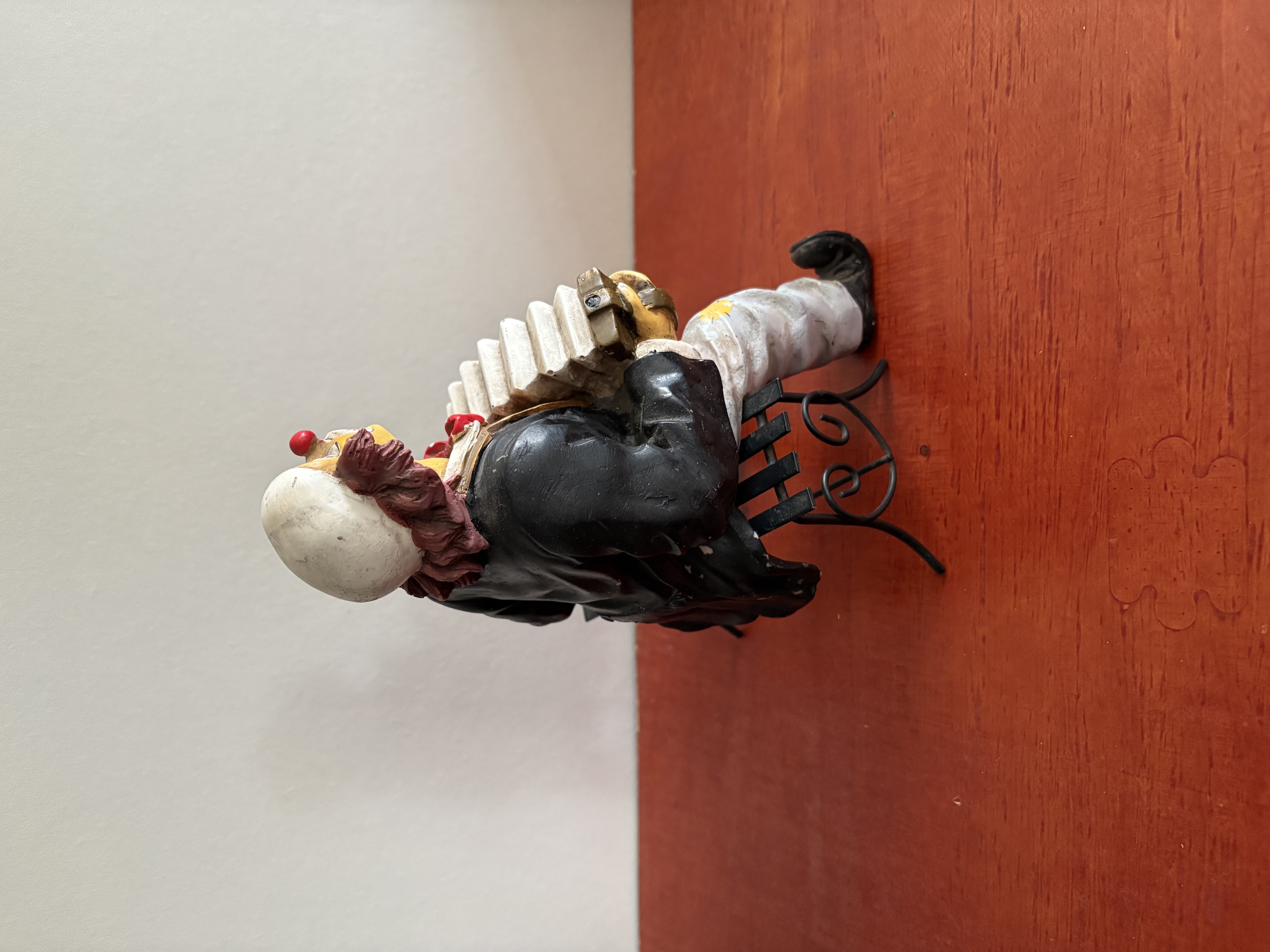 Clown met accordeon kunststof – foto 2 – kavel bij GSD Auctions, Zoeterwoude