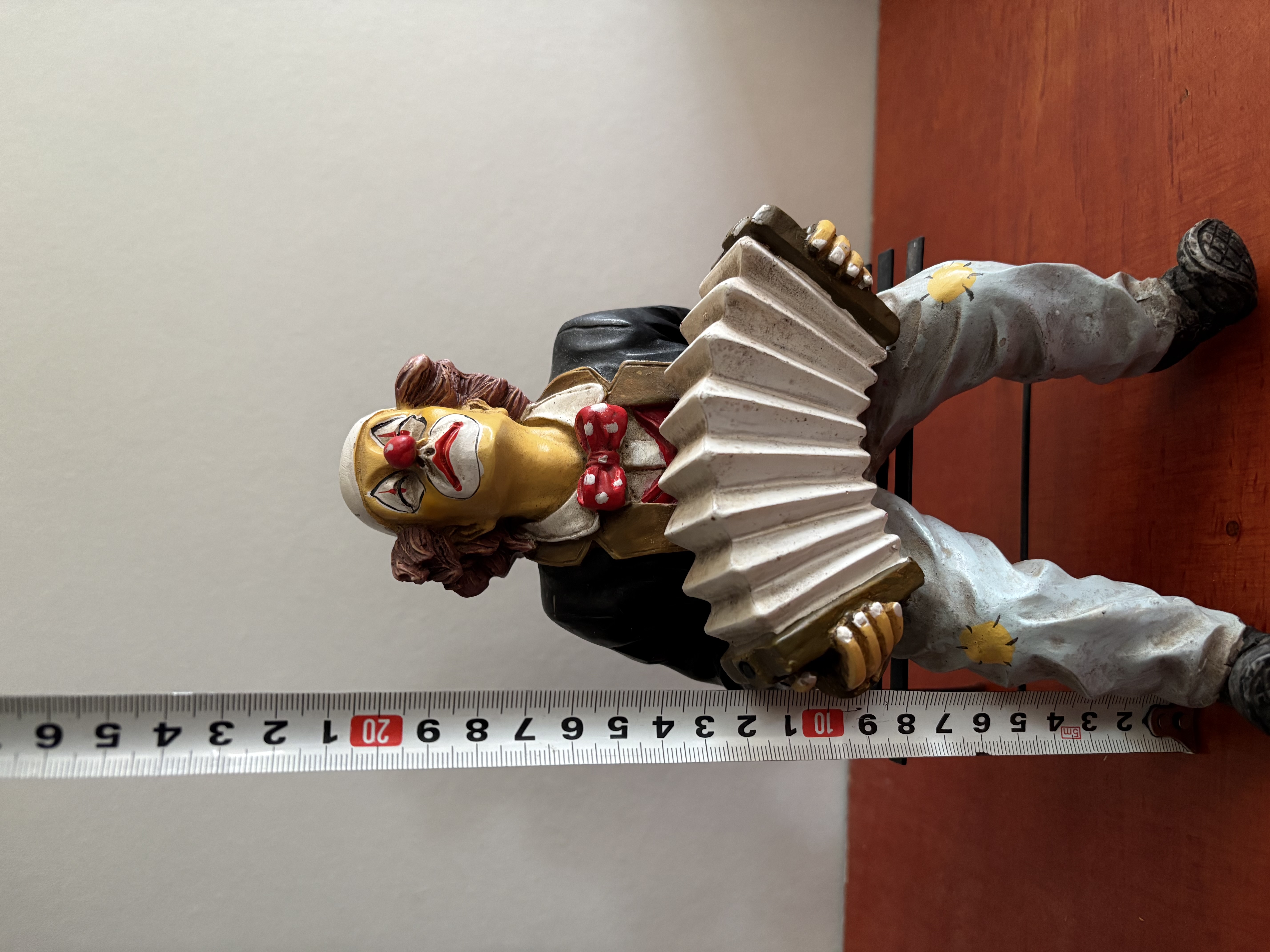 Clown met accordeon kunststof – foto 5 – kavel bij GSD Auctions, Zoeterwoude