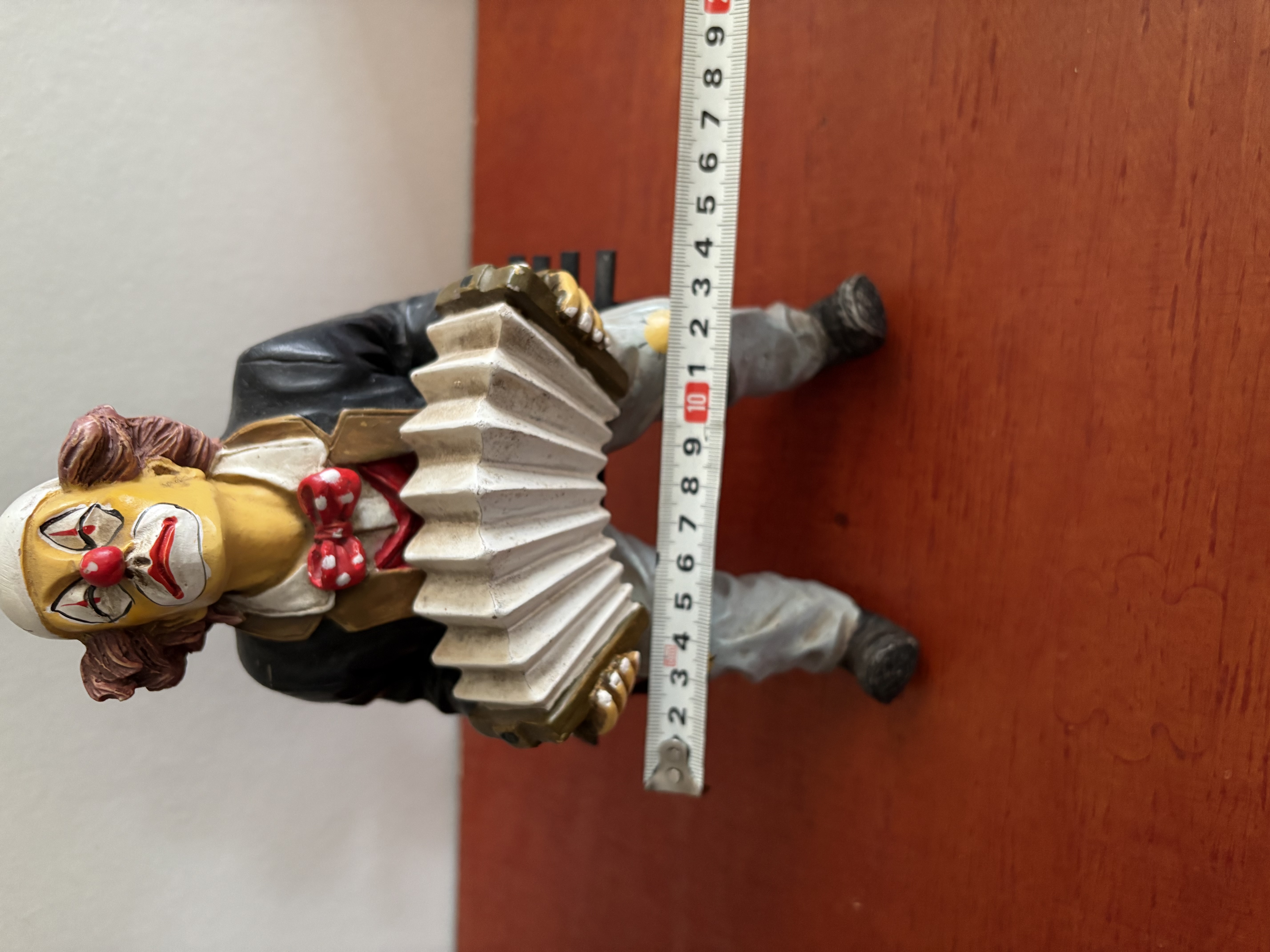 Clown met accordeon kunststof – foto 6 – kavel bij GSD Auctions, Zoeterwoude