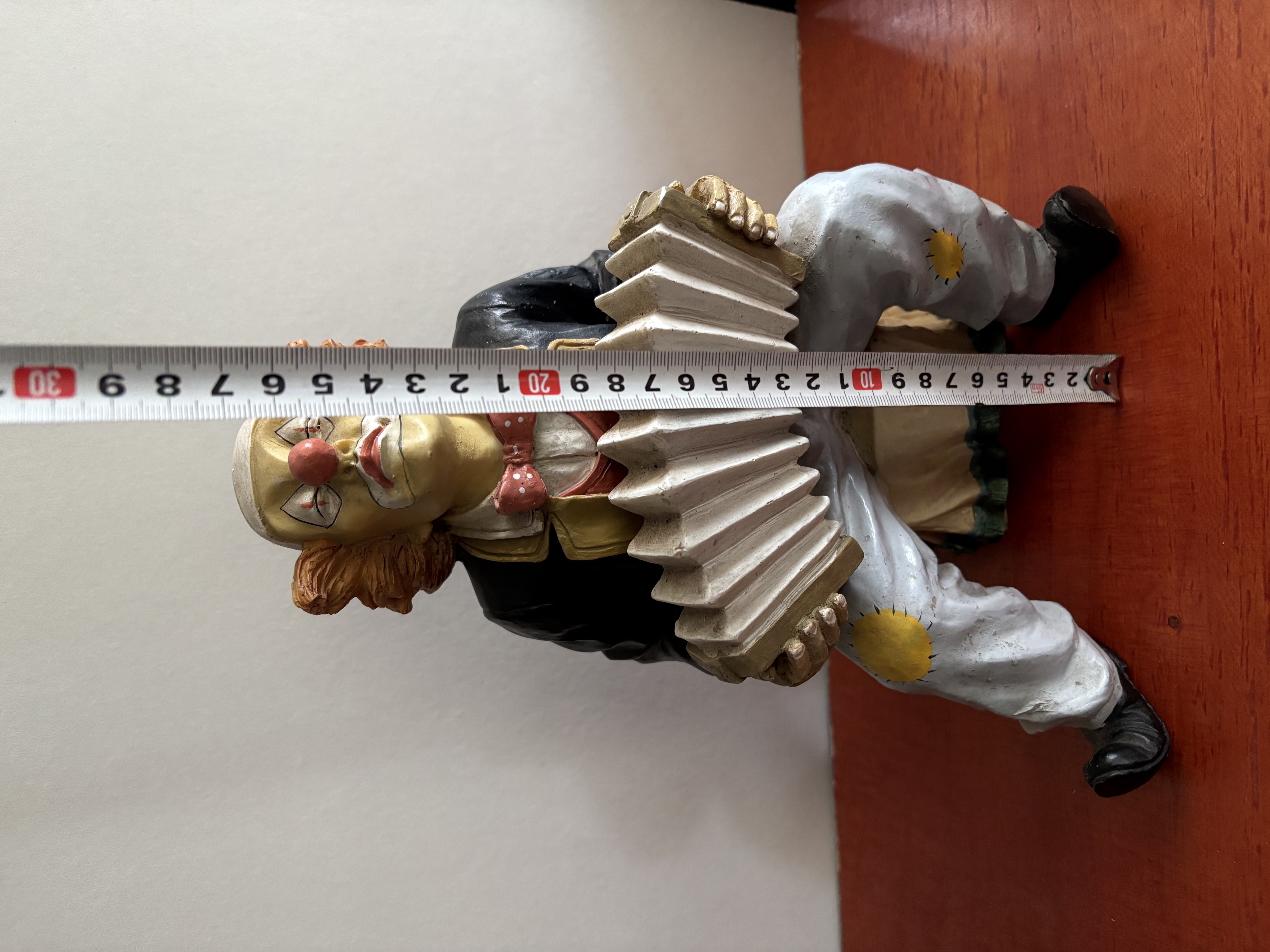 Clown met accordeon kunststof – foto 11 – kavel bij GSD Auctions, Zoeterwoude