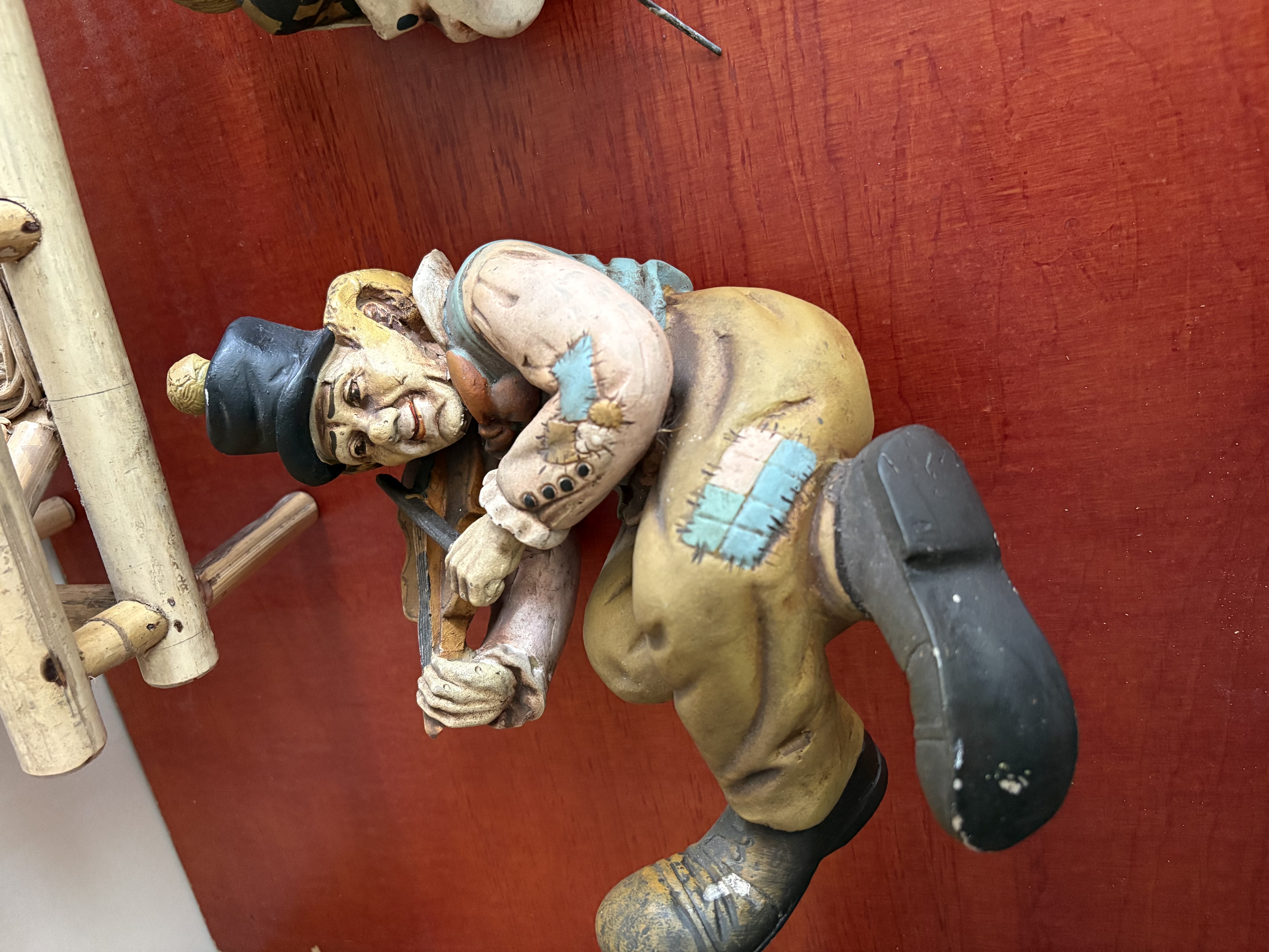 Clowns op de bank kunststof – foto 9 – kavel bij GSD Auctions, Zoeterwoude