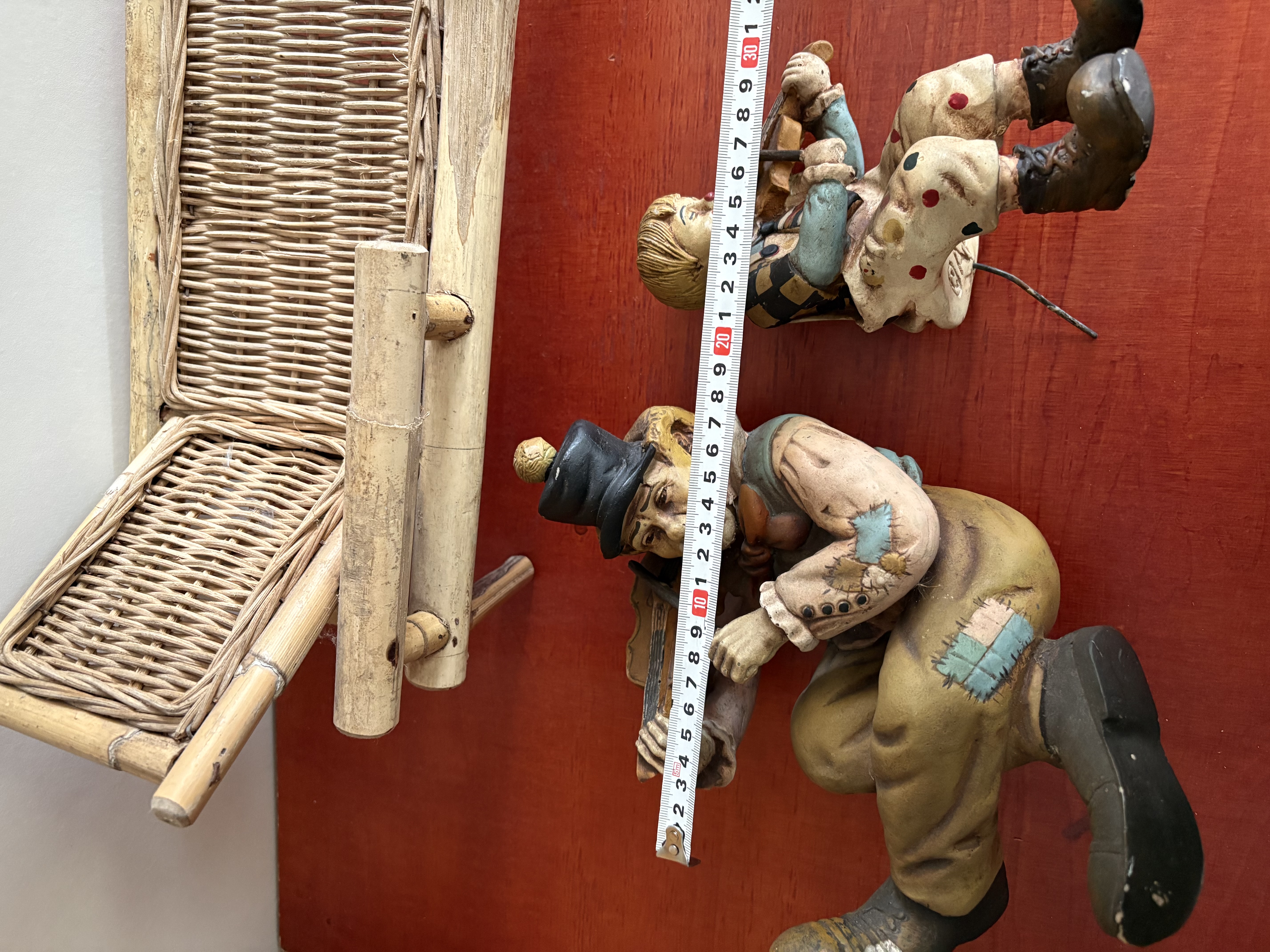 Clowns op de bank kunststof – foto 11 – kavel bij GSD Auctions, Zoeterwoude