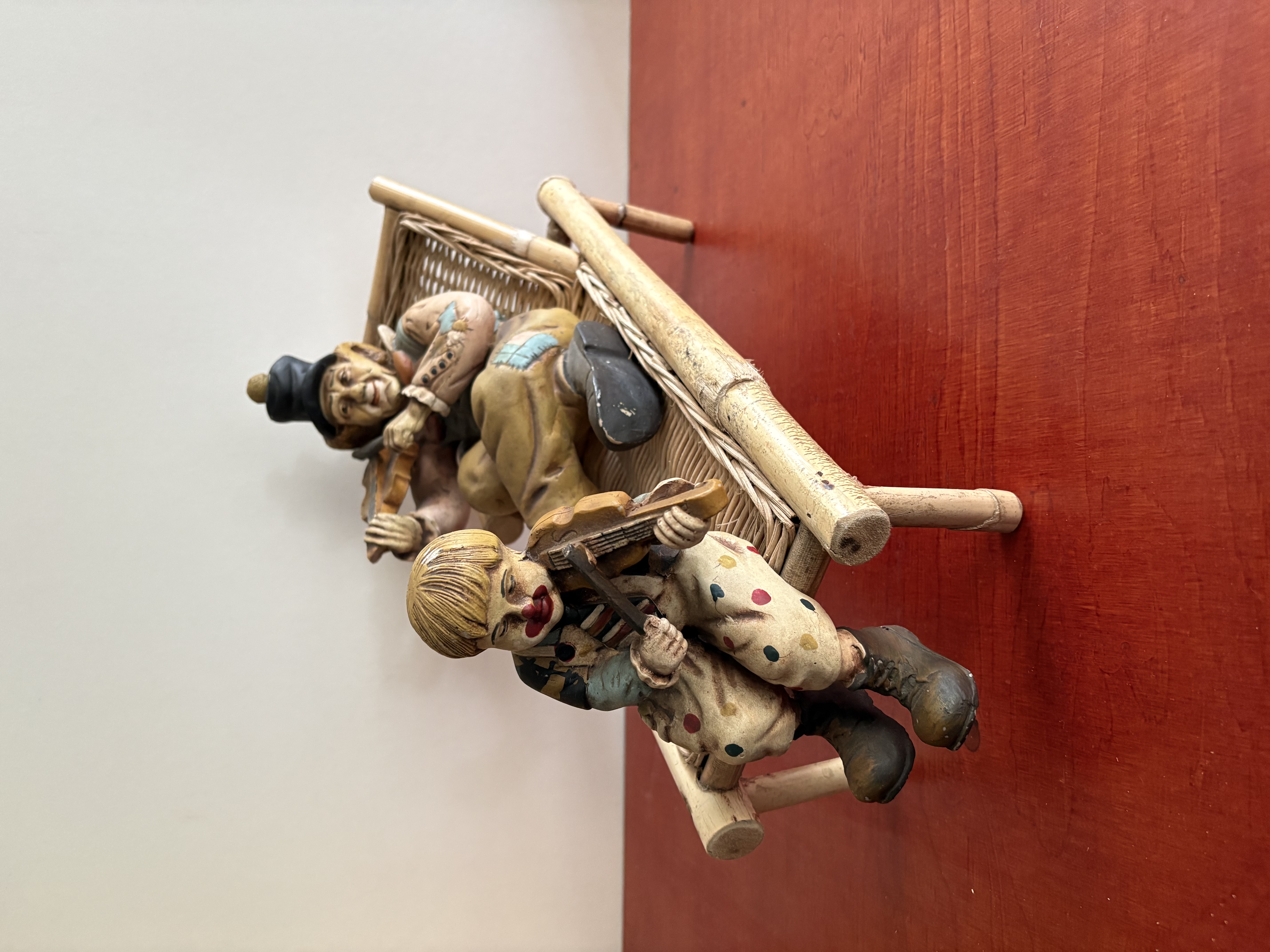 Clowns op de bank kunststof – foto 13 – kavel bij GSD Auctions, Zoeterwoude