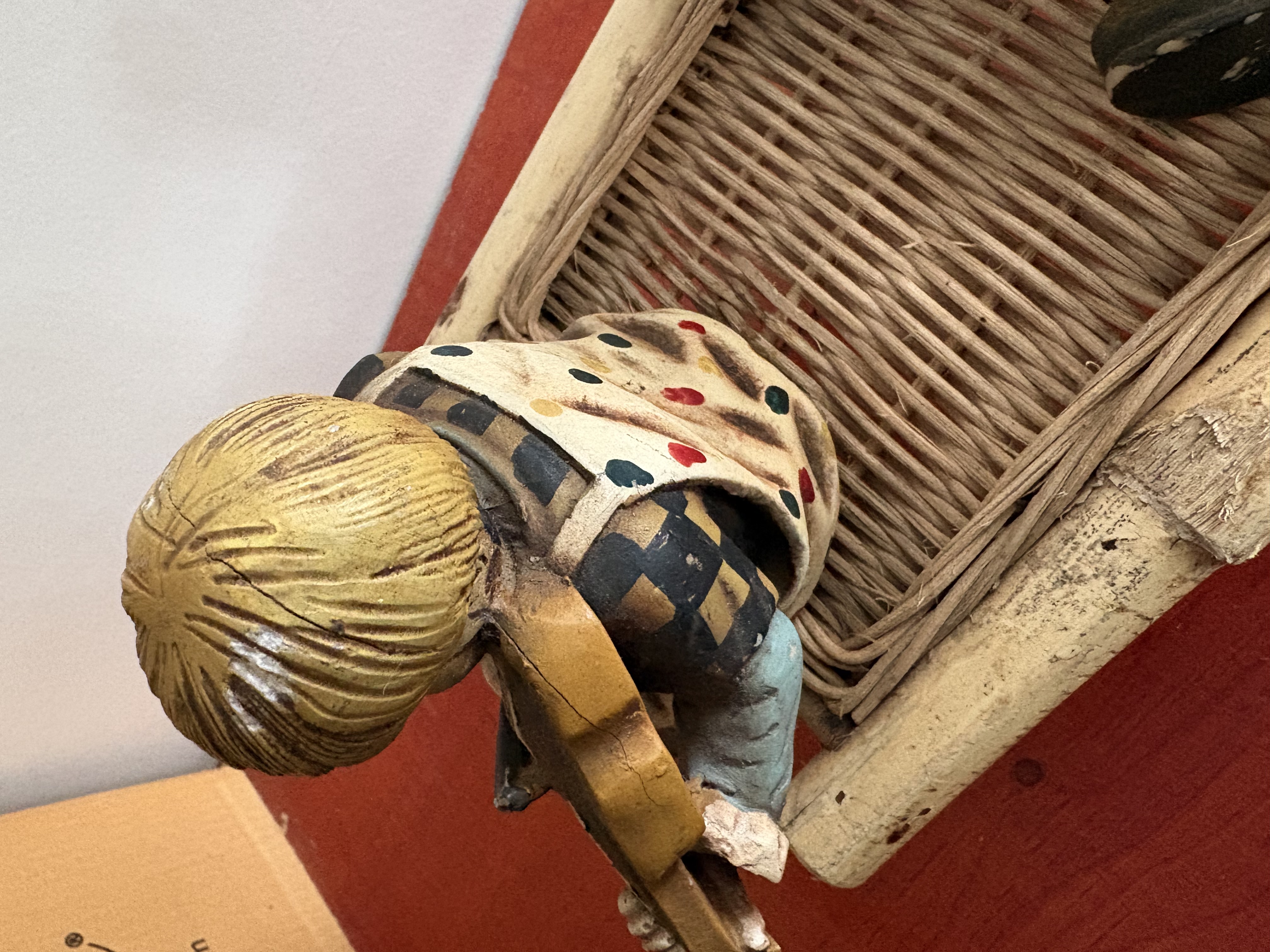Clowns op de bank kunststof – foto 14 – kavel bij GSD Auctions, Zoeterwoude