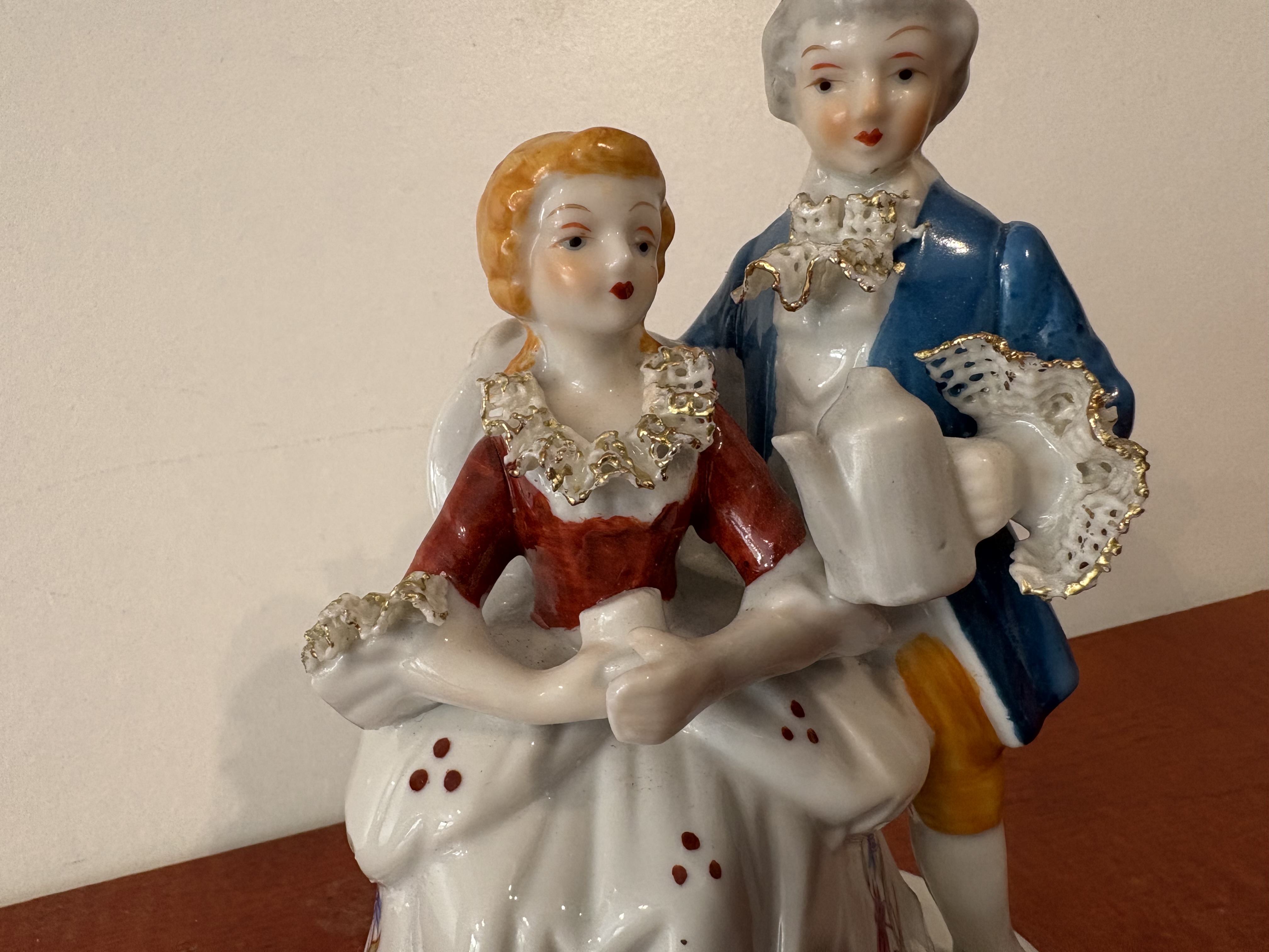Keramieken beeldje thee drinkende koppel Duitsland – foto 14 – kavel bij GSD Auctions, Zoeterwoude