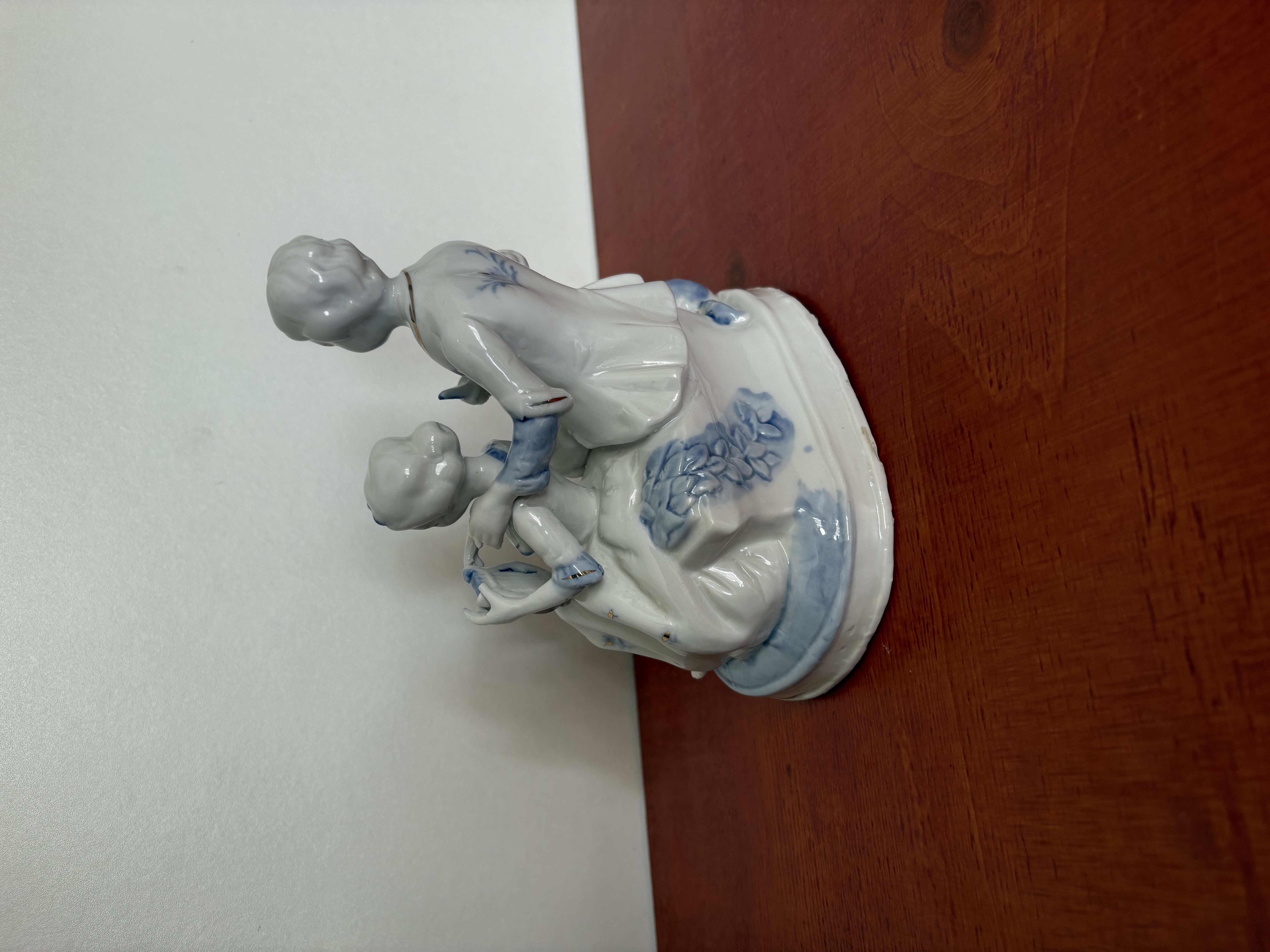 Porseleinen beeld van een man en vrouw – foto 5 – kavel bij GSD Auctions, Zoeterwoude