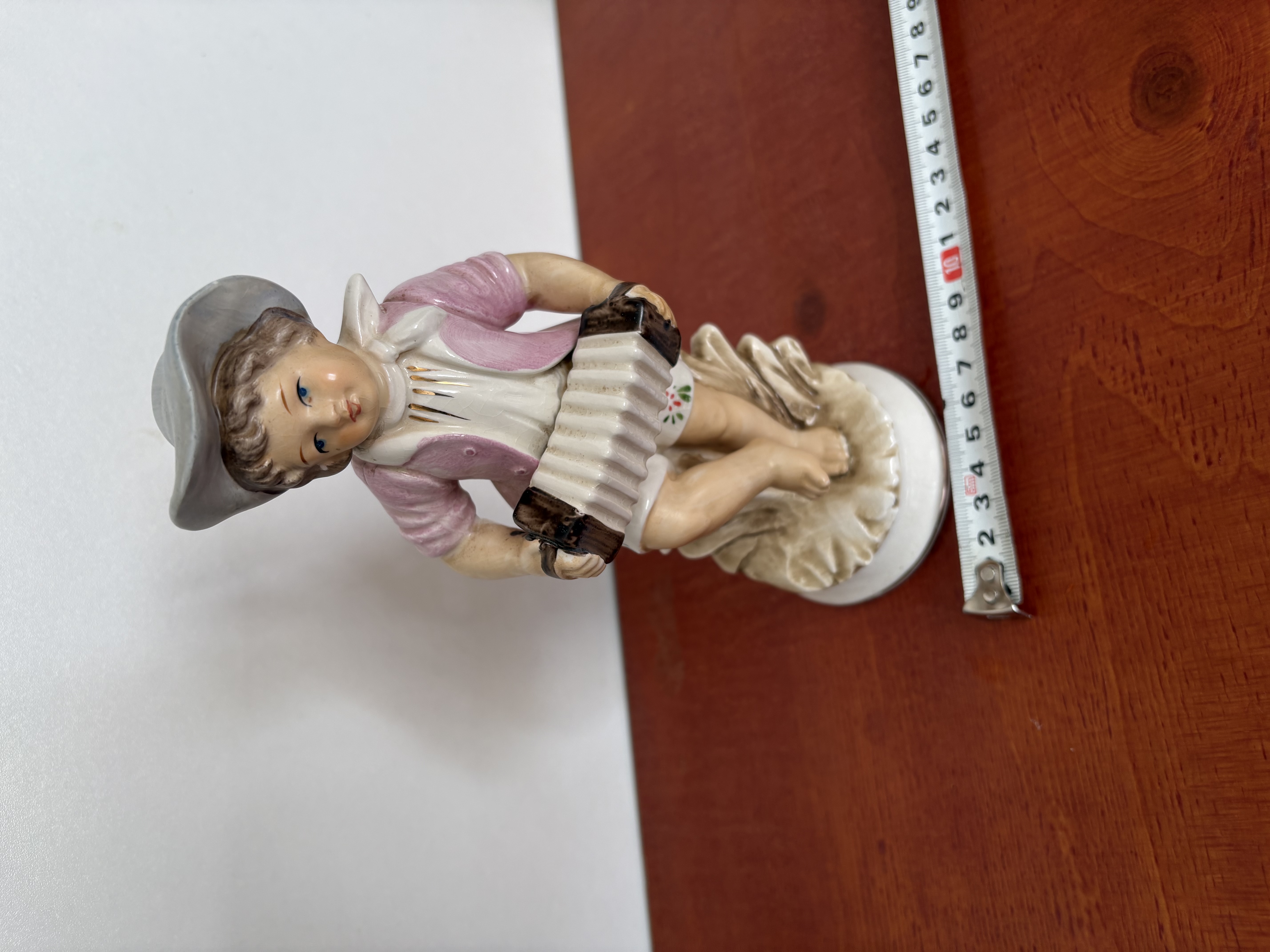 Porseleinen beeld van een kind met accordeon – foto 2 – kavel bij GSD Auctions, Zoeterwoude