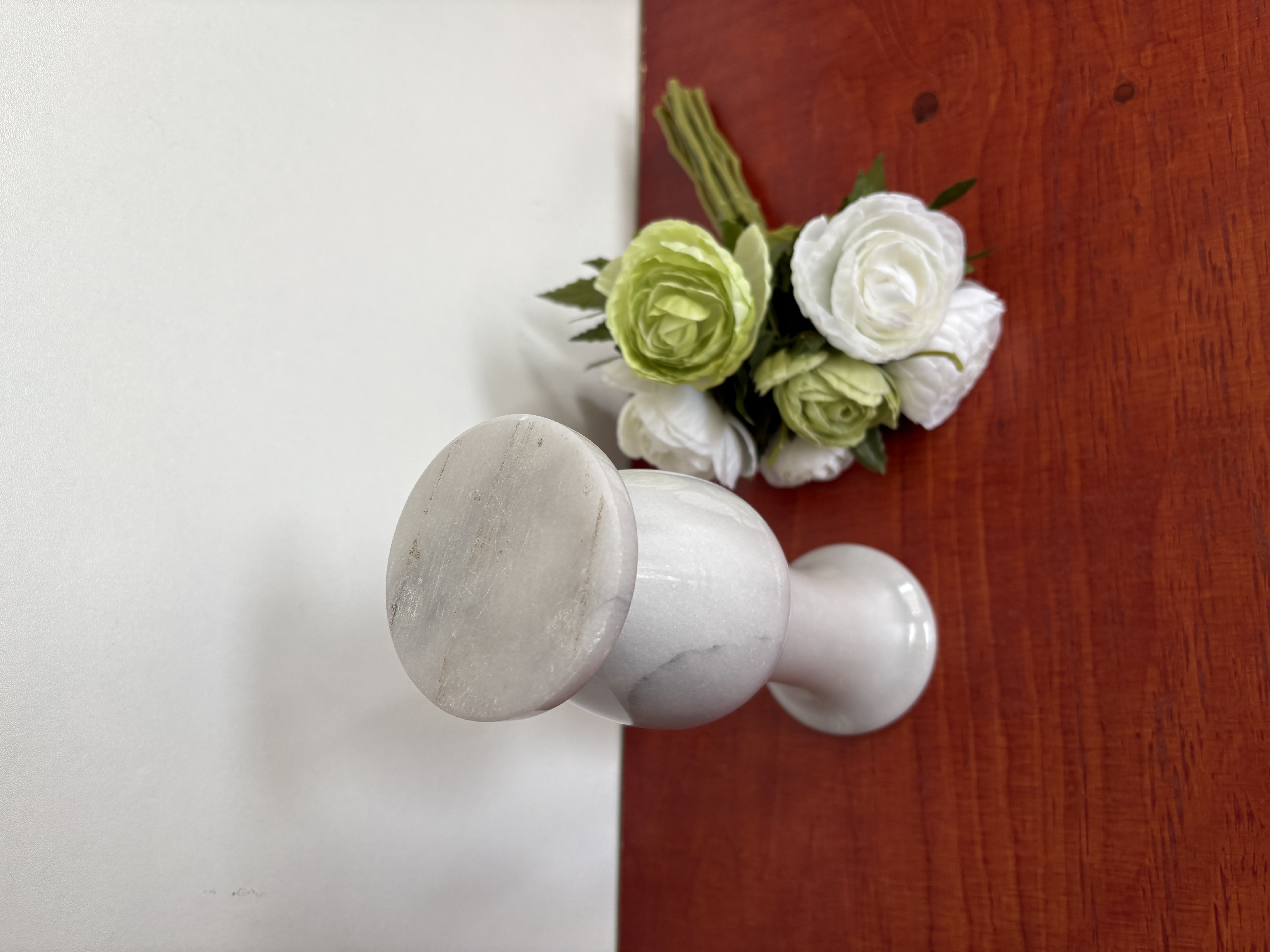Witte marmeren vaas met kunstbloemen (**2) – foto 5 – kavel bij GSD Auctions, Zoeterwoude