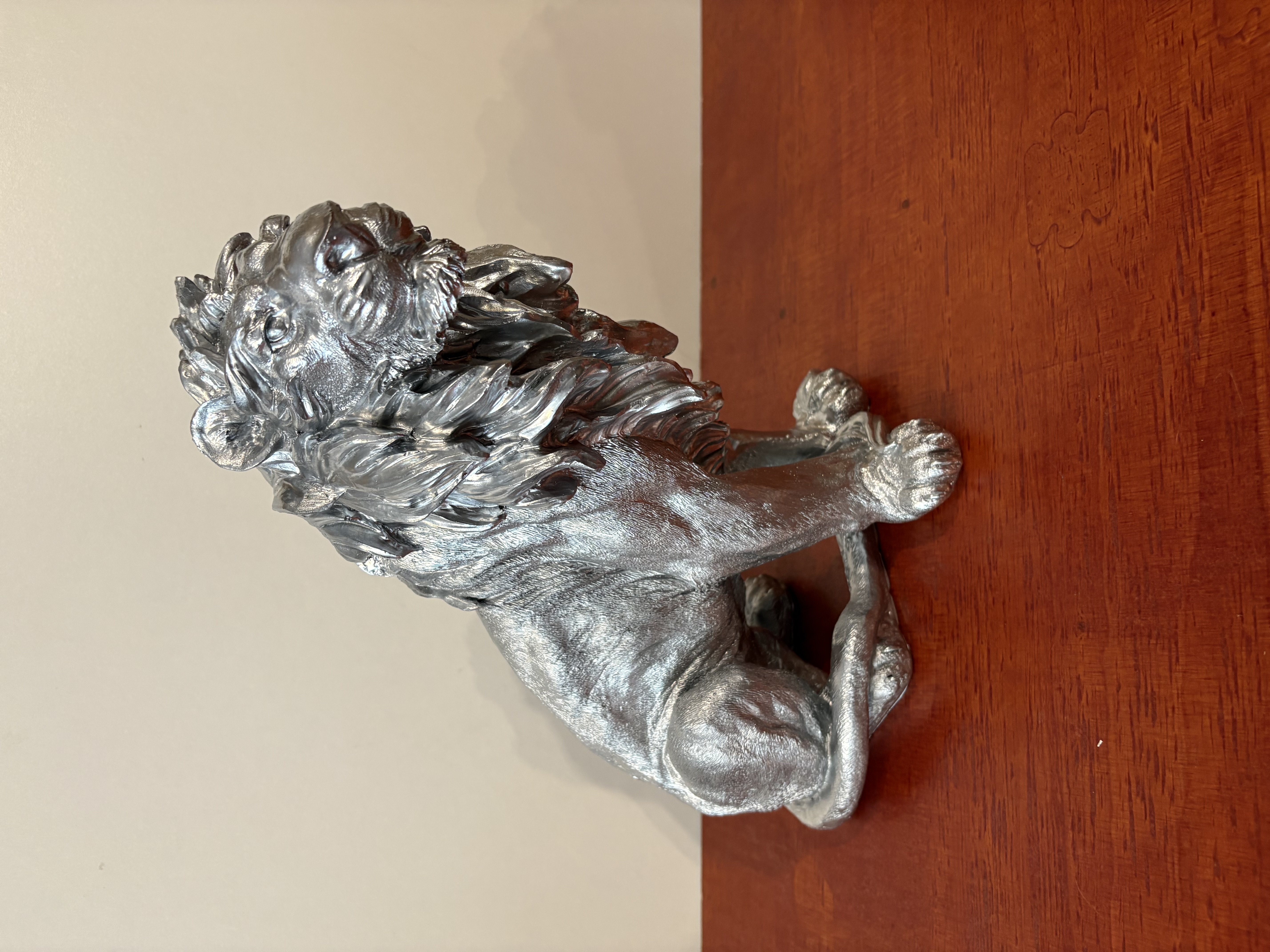Zilverkleurige leeuw van polyresin @ – foto 5 – kavel bij GSD Auctions, Zoeterwoude