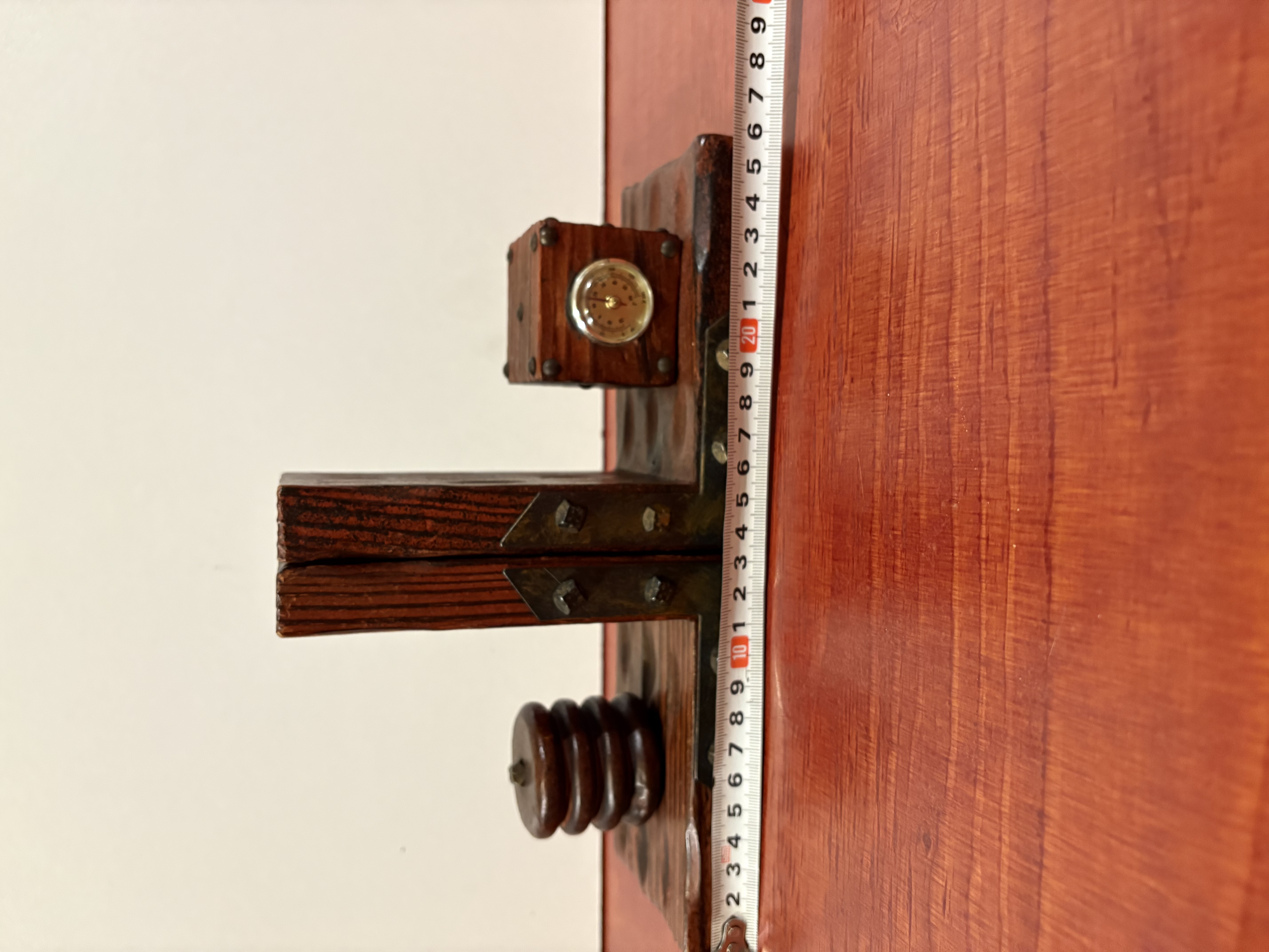 Houten boekensteun met thermometer – foto 3 – kavel bij GSD Auctions, Zoeterwoude