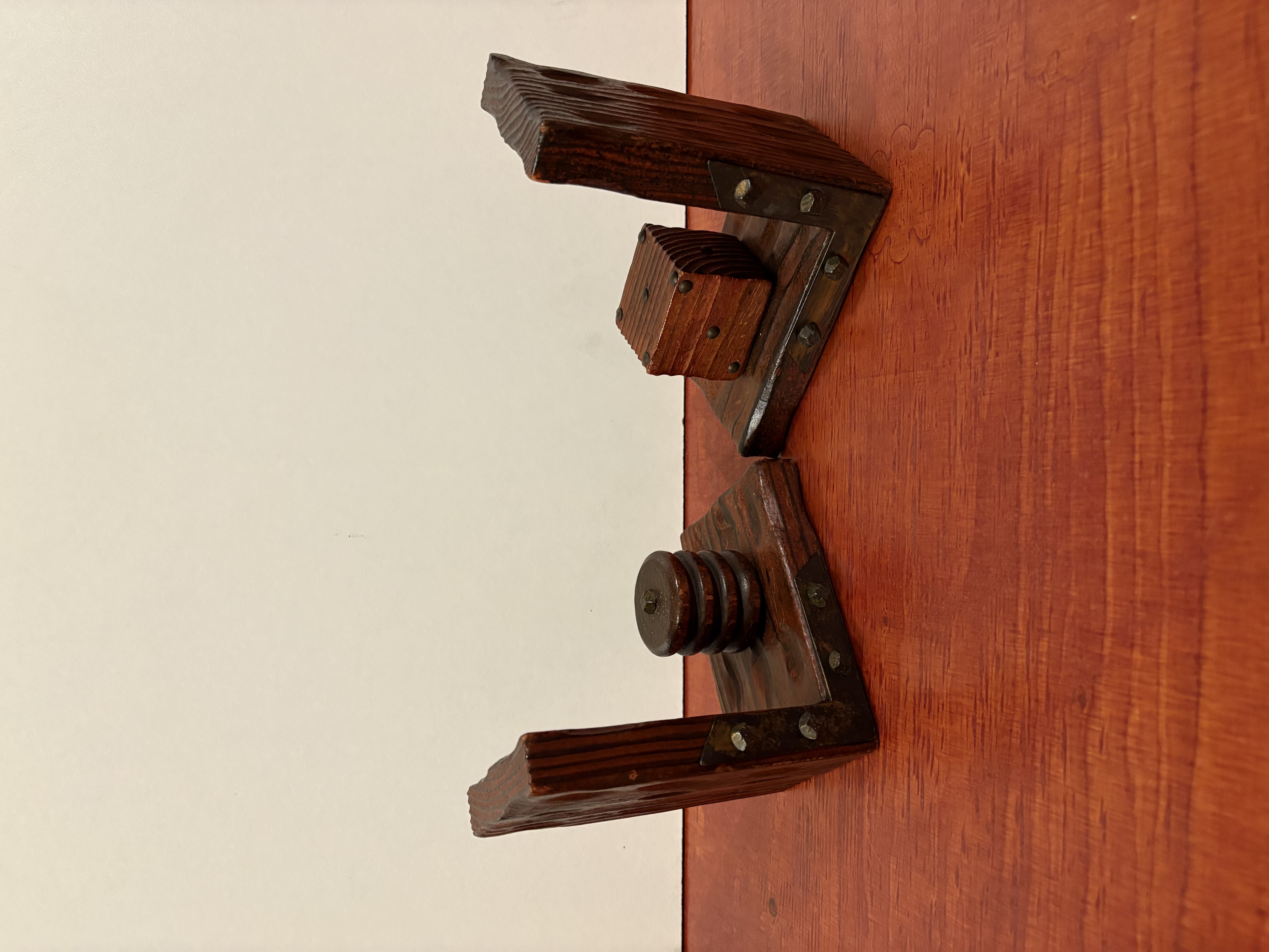 Houten boekensteun met thermometer – foto 6 – kavel bij GSD Auctions, Zoeterwoude