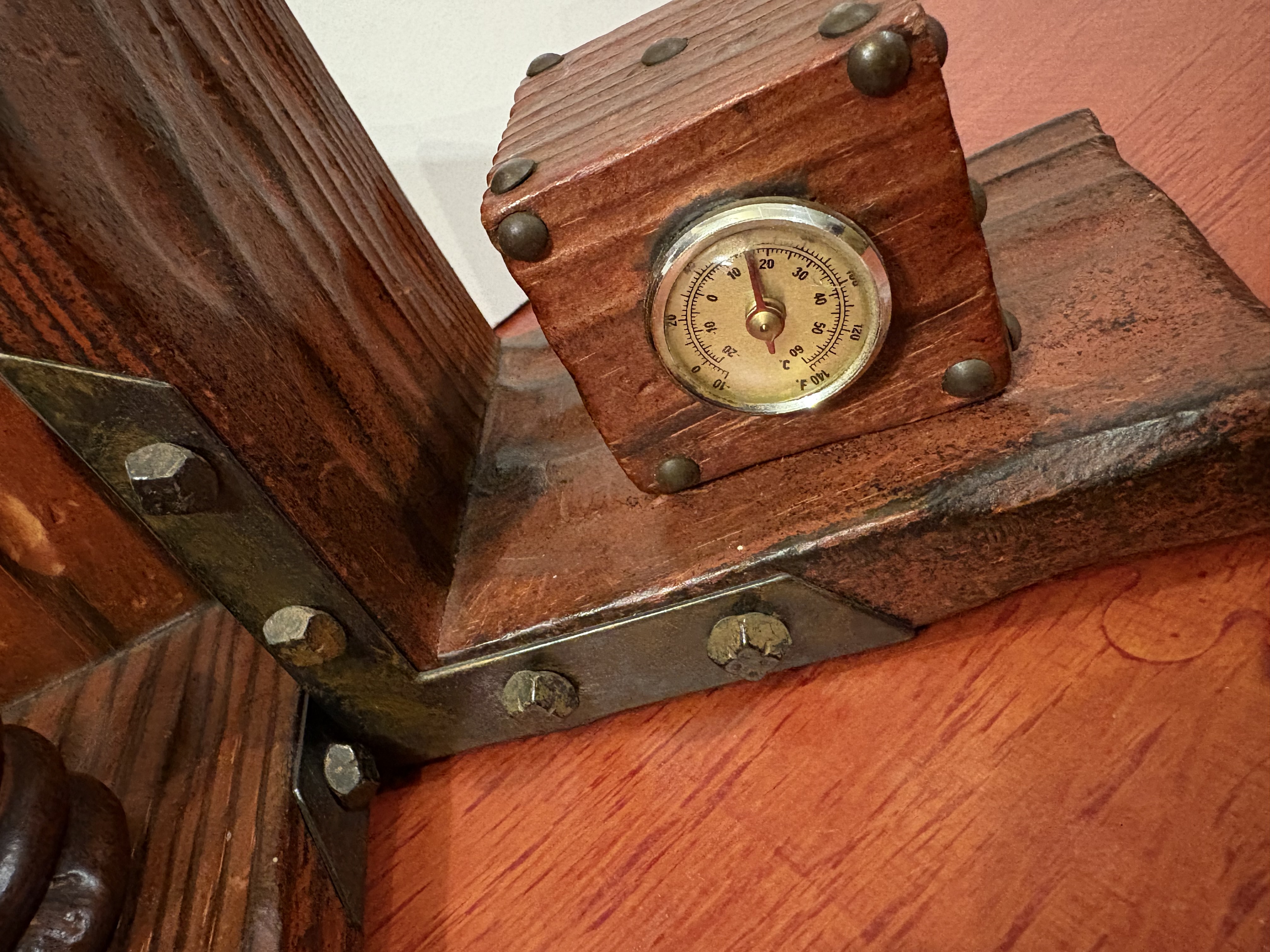 Houten boekensteun met thermometer – foto 8 – kavel bij GSD Auctions, Zoeterwoude