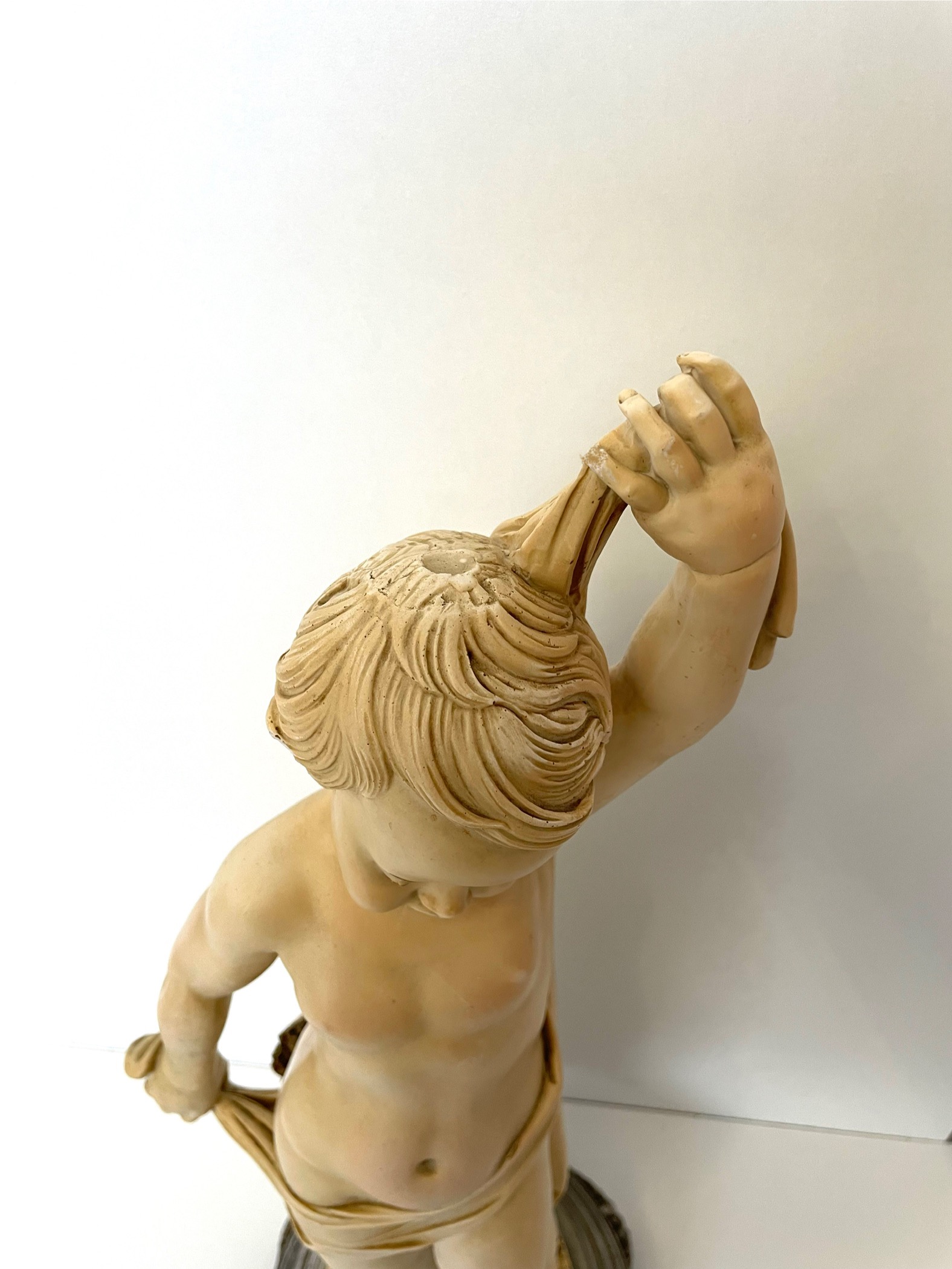 Beeld van een jongen Gesigneerd Capodimonte – foto 4 – kavel bij GSD Auctions, Zoeterwoude