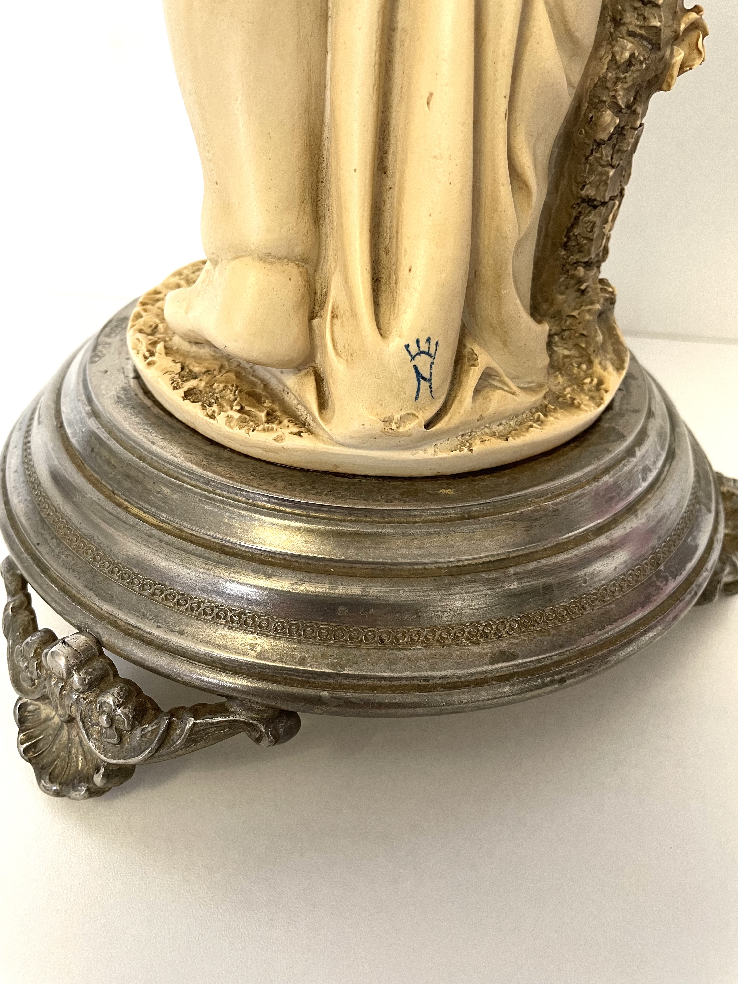 Beeld van een jongen Gesigneerd Capodimonte – foto 10 – kavel bij GSD Auctions, Zoeterwoude