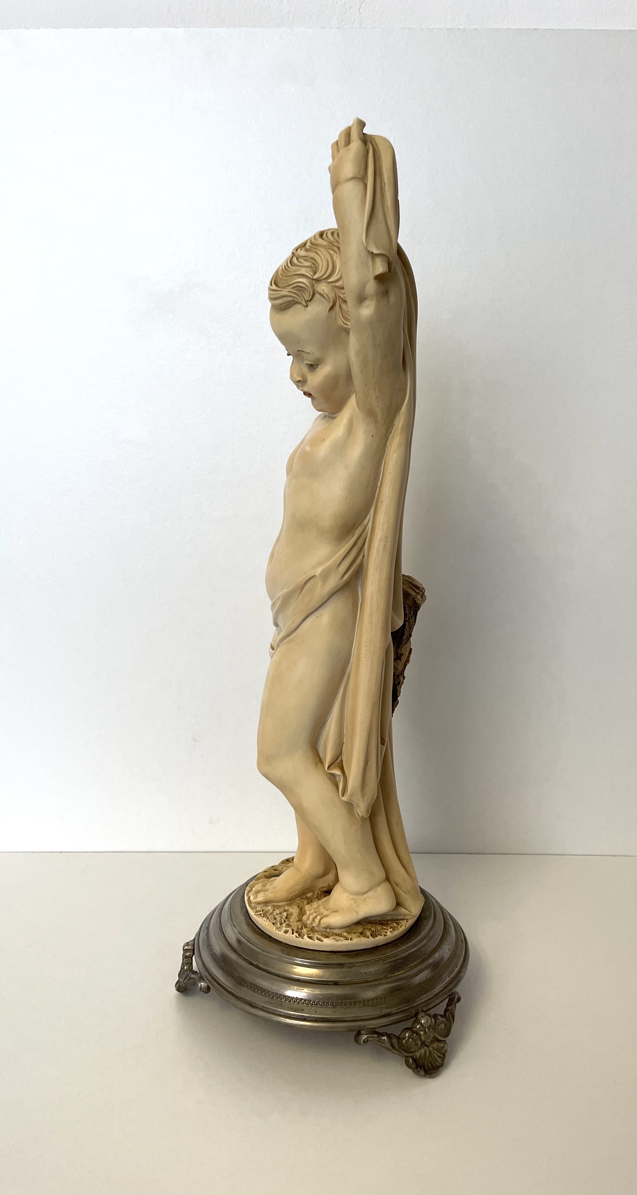 Beeld van een jongen Gesigneerd Capodimonte – foto 11 – kavel bij GSD Auctions, Zoeterwoude