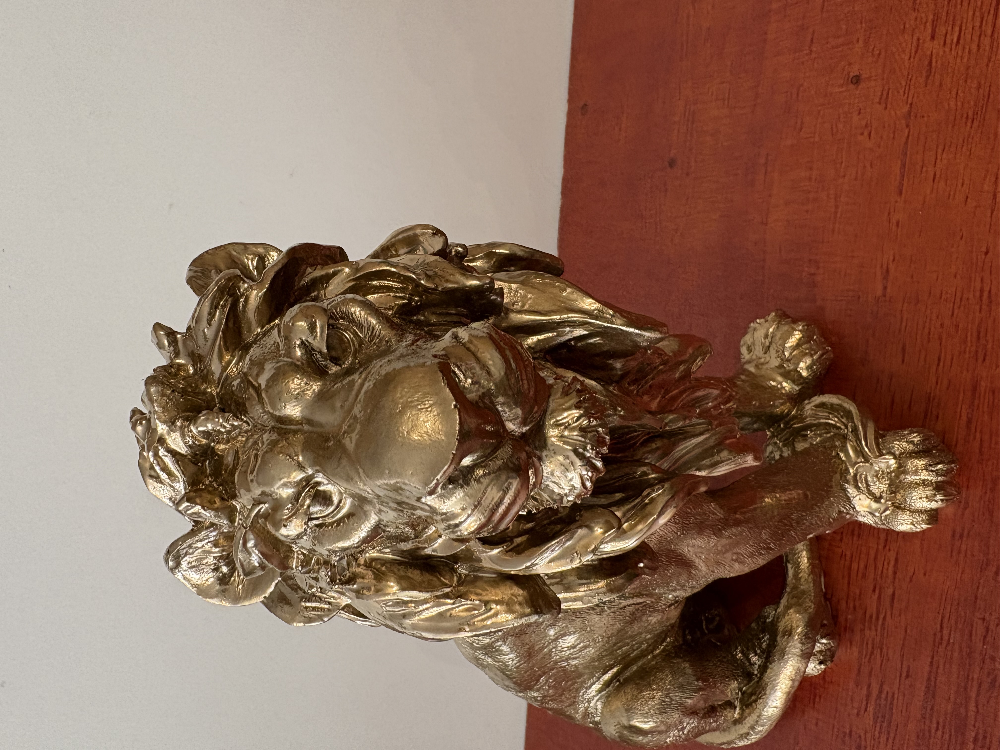 Goudkleurige leeuw van polyresin @ – foto 2 – kavel bij GSD Auctions, Zoeterwoude