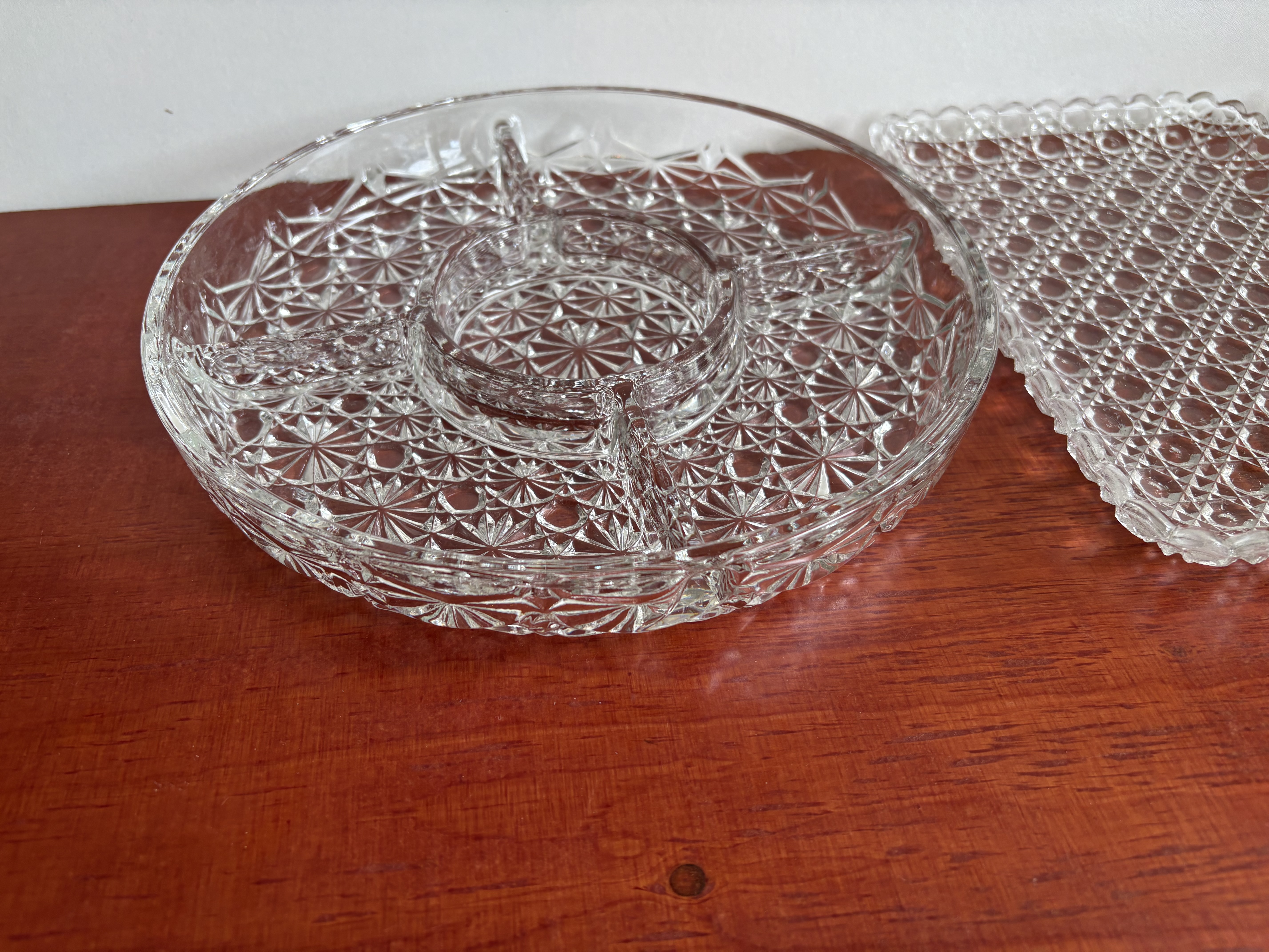 2 gebak schaal en een bonbon schaal van kristal – foto 3 – kavel bij GSD Auctions, Zoeterwoude