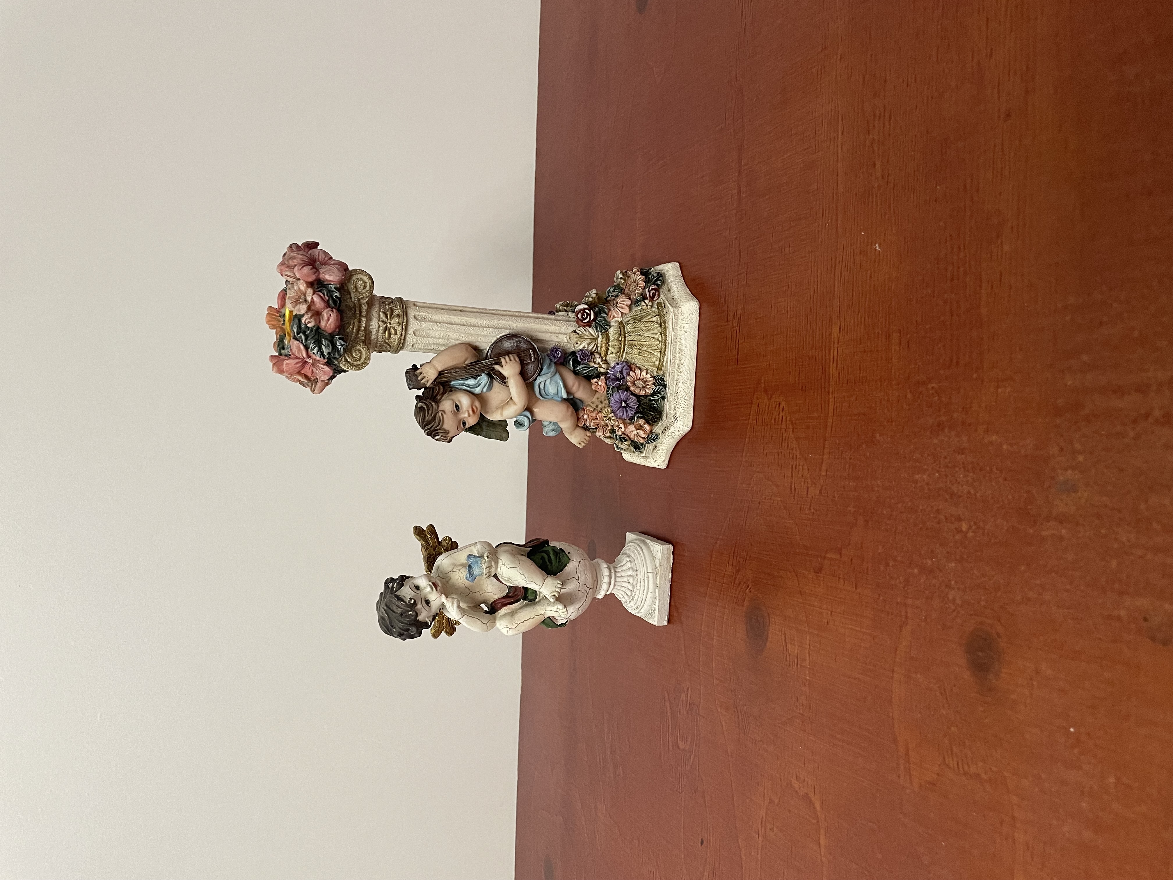 Kandelaar met engeltjes en een beeld van angel – foto 2 – kavel bij GSD Auctions, Zoeterwoude