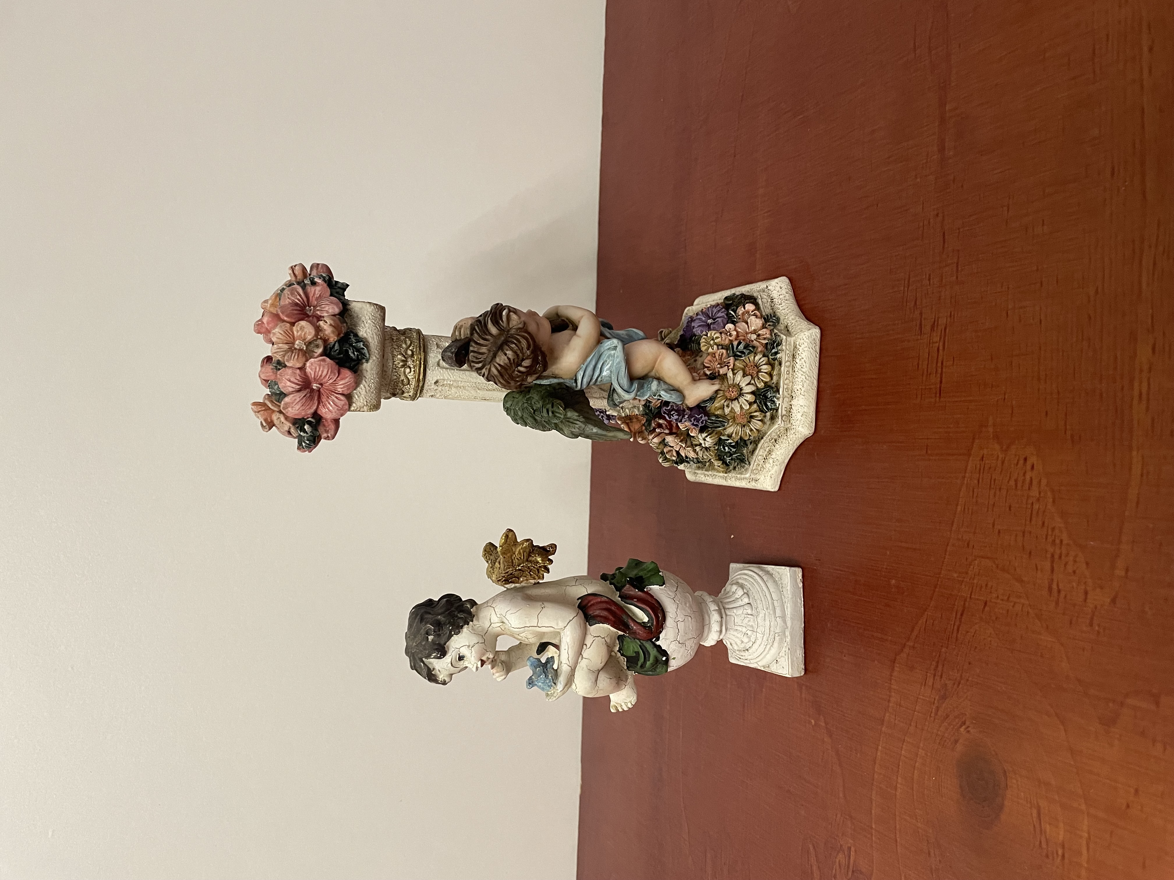 Kandelaar met engeltjes en een beeld van angel – foto 7 – kavel bij GSD Auctions, Zoeterwoude