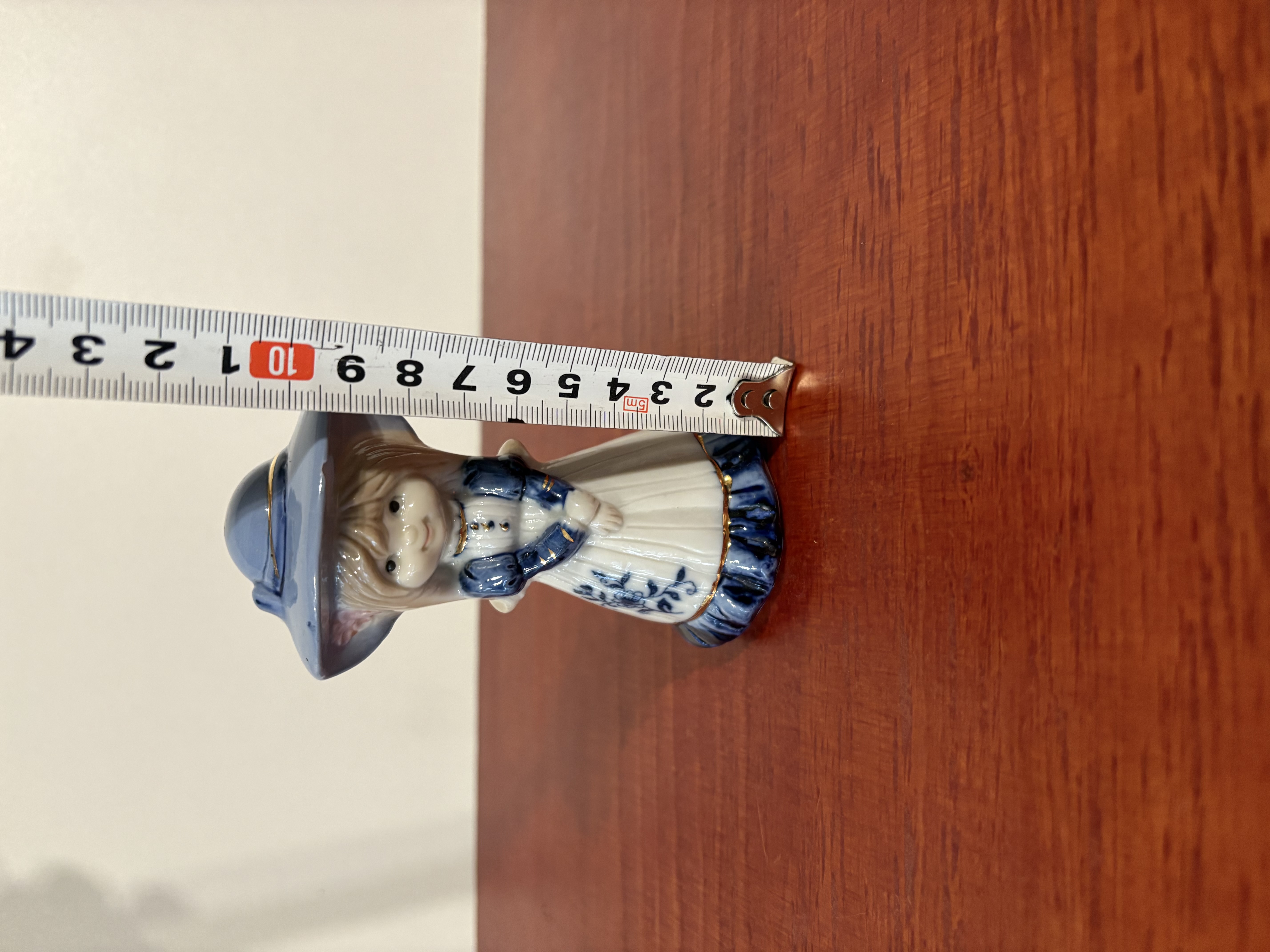 Keramieken Beeldjes Nummer 11 kleine meisje in blauw – foto 3 – kavel bij GSD Auctions, Zoeterwoude