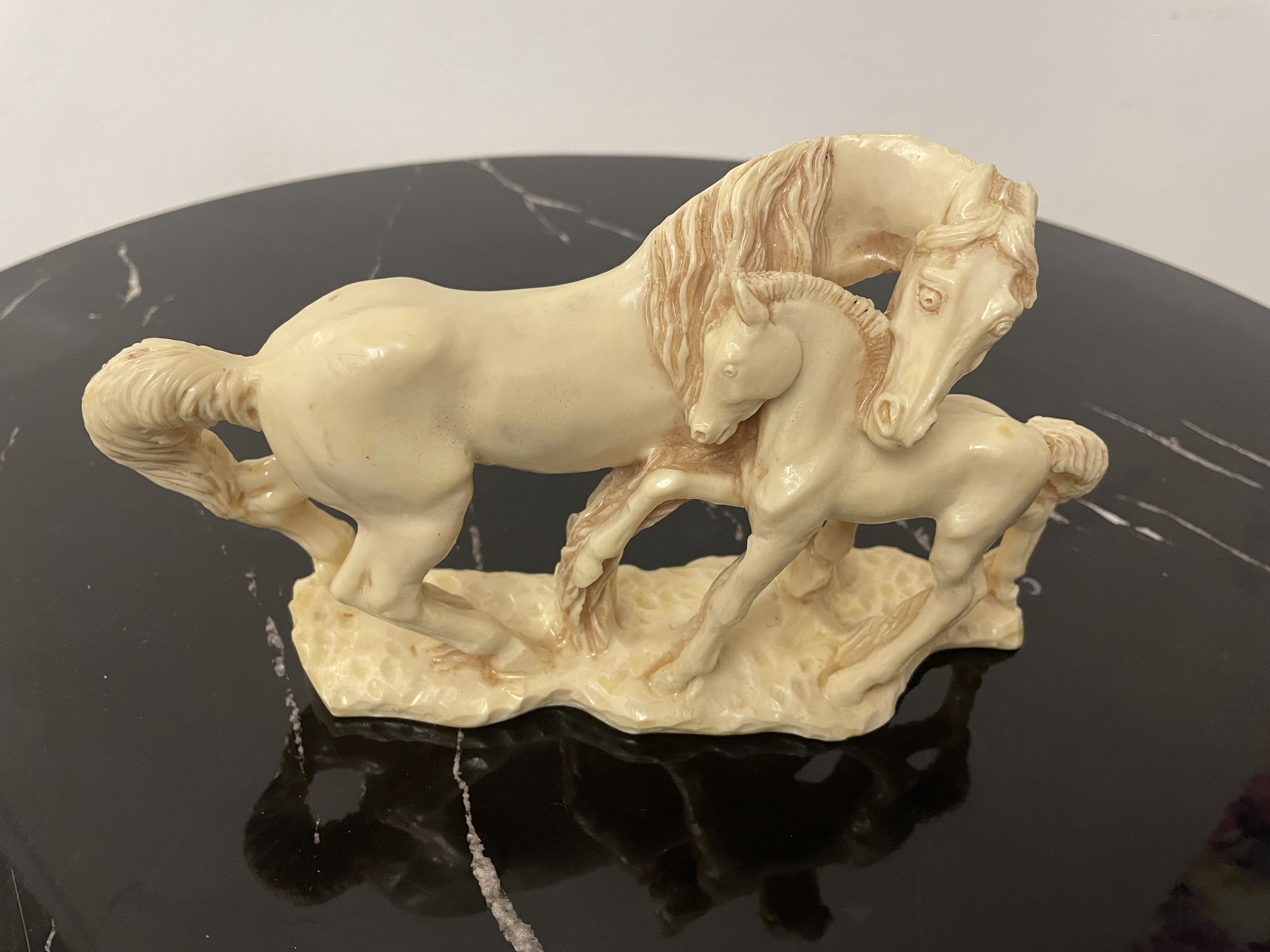 Beeldje Paard met veulen van hars – foto 2 – kavel bij GSD Auctions, Zoeterwoude